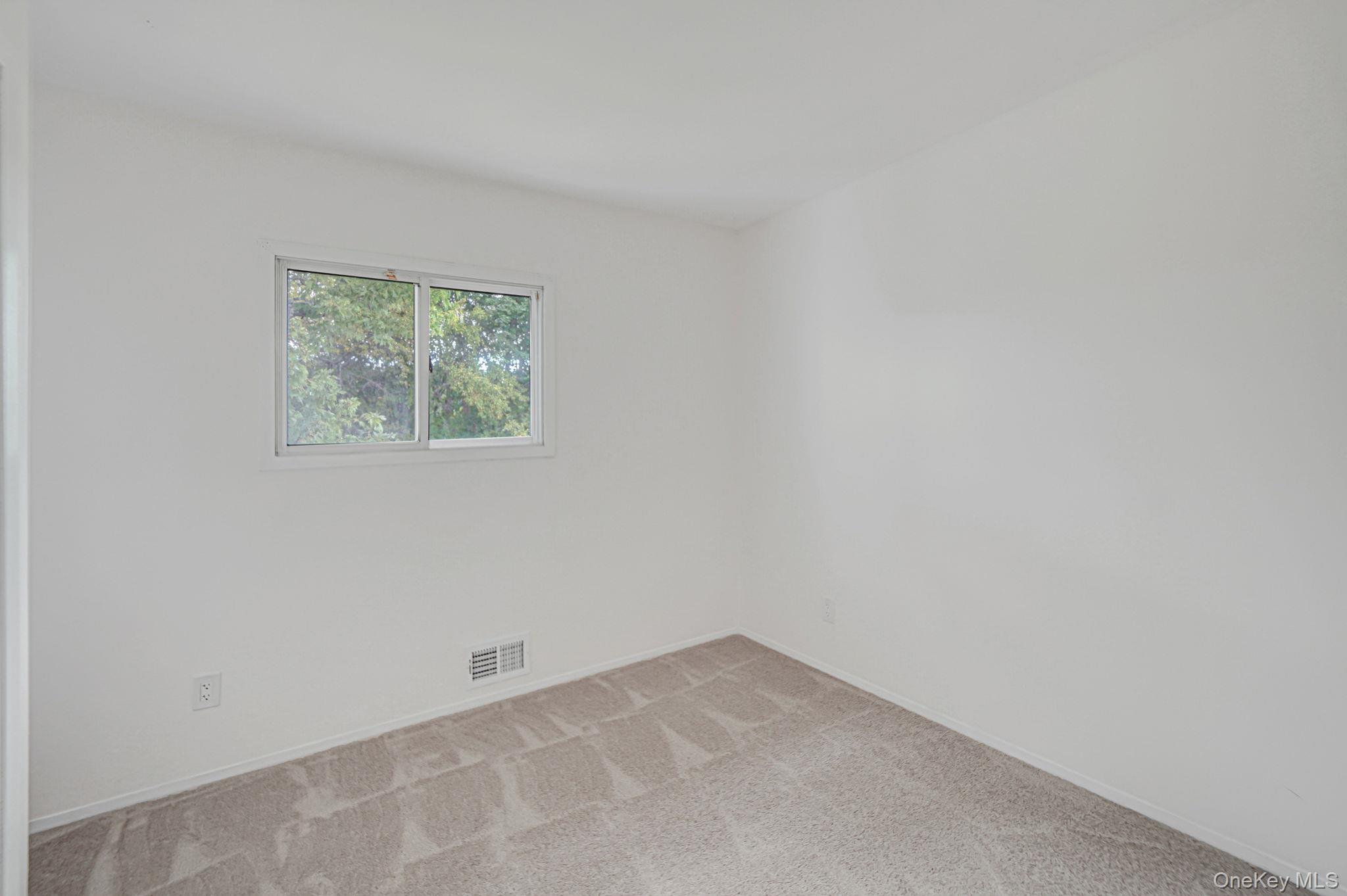 #17 photo, 10 Elayne Court, Smithtown , NY 11787