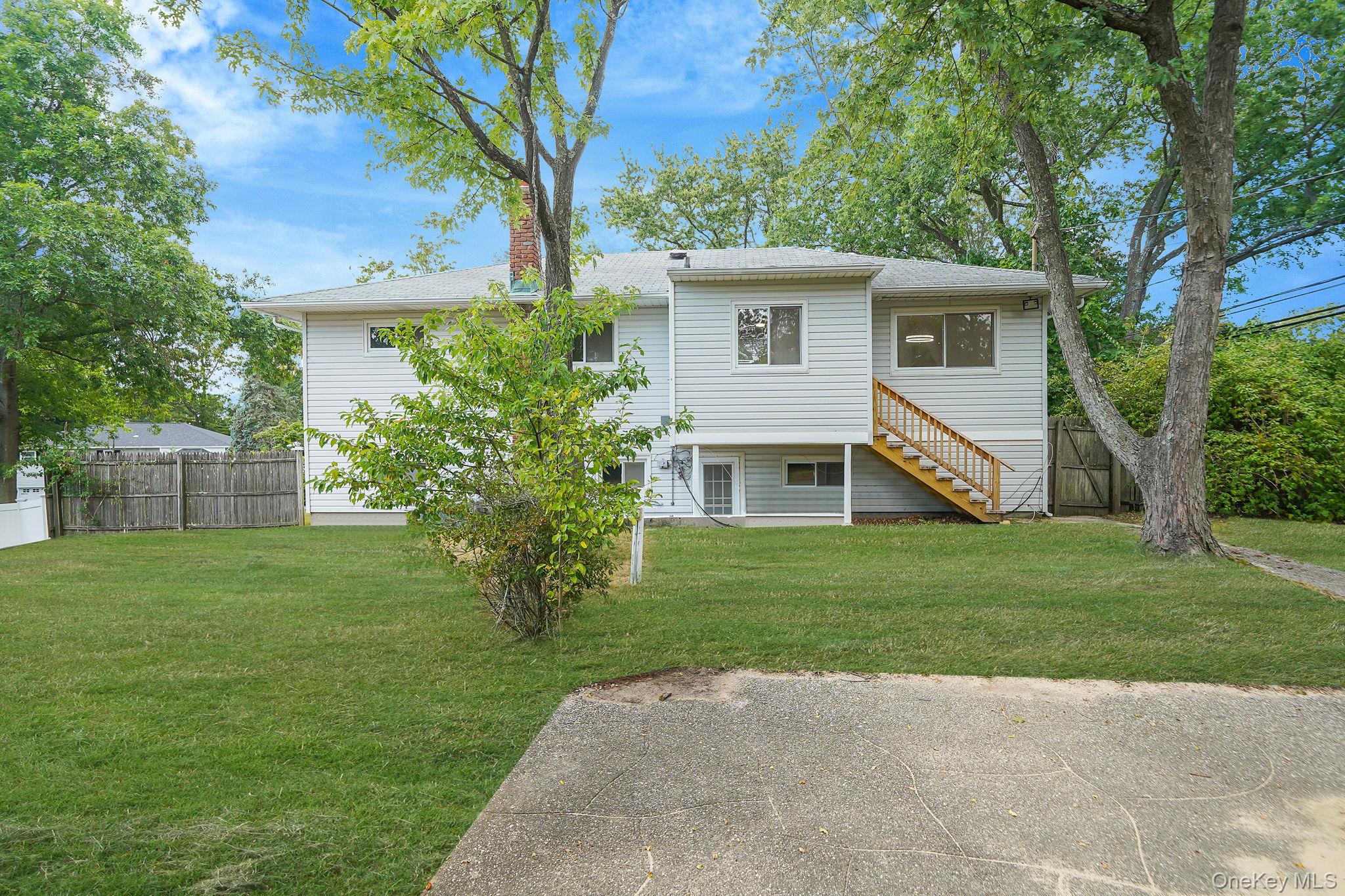 #5 photo, 10 Elayne Court, Smithtown , NY 11787