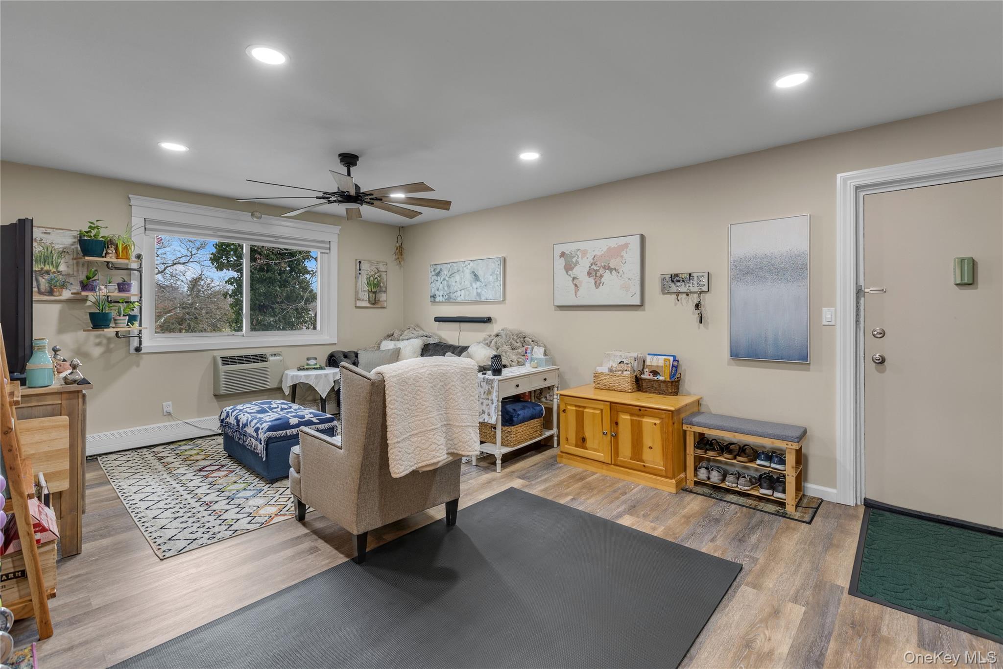 #4 photo, 200 Merrick Road, Amityville , NY 11701