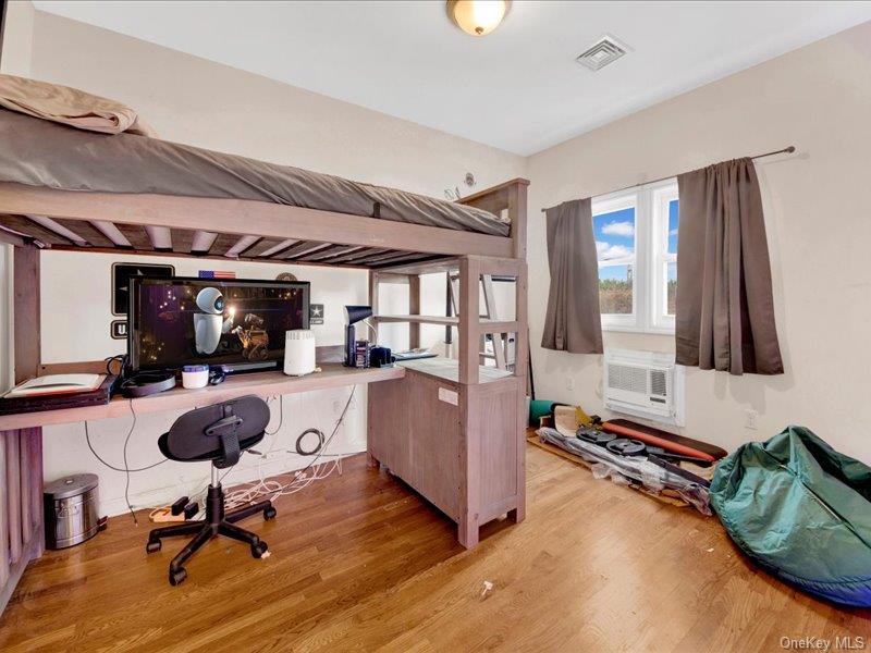 #17 photo, 2576 Harding Avenue, Bronx , NY 10465