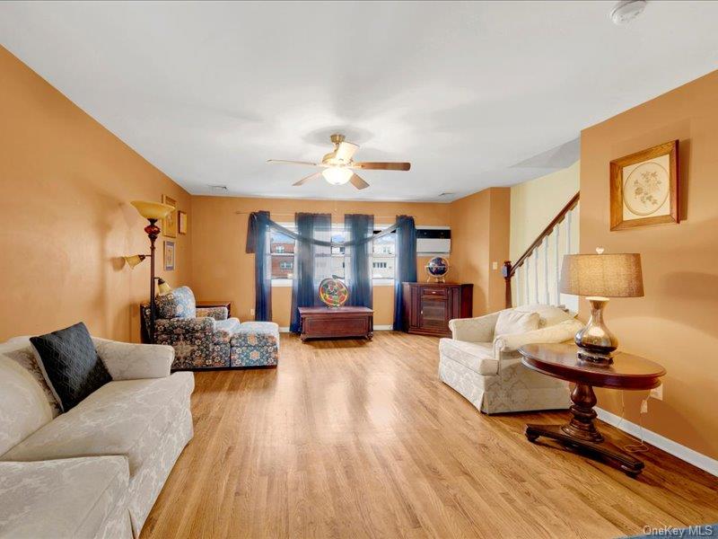 #8 photo, 2576 Harding Avenue, Bronx , NY 10465