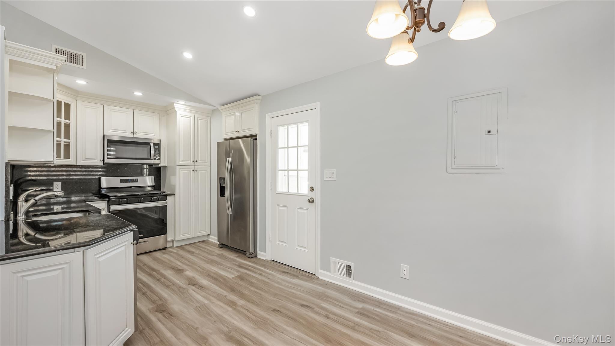 #5 photo, 147 W Hampton Road, Lindenhurst , NY 11757