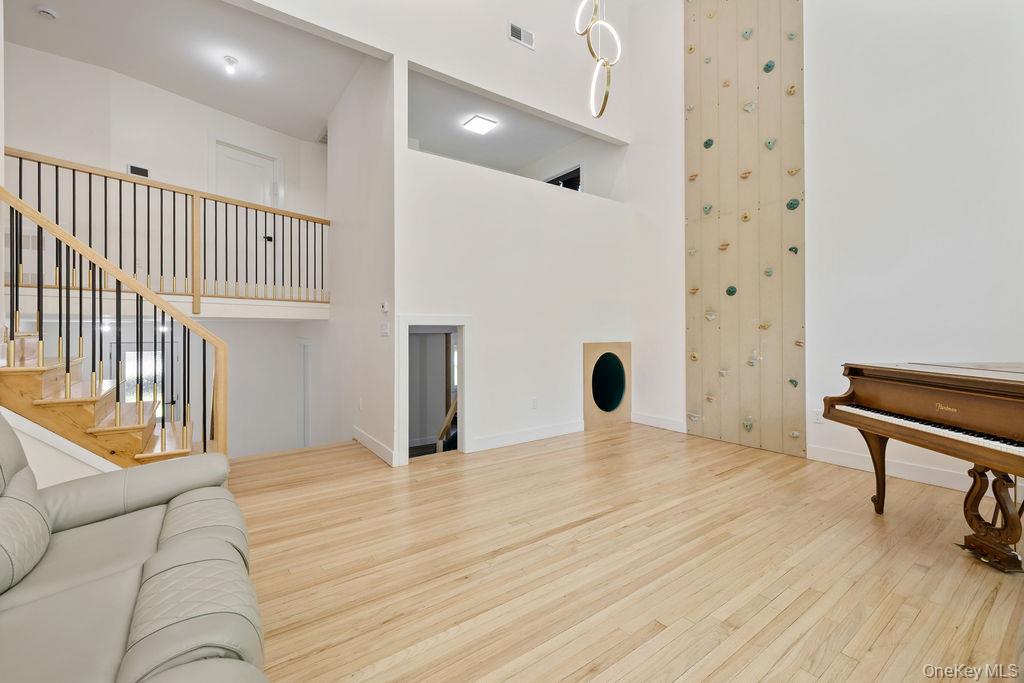 #17 photo, 9 Wendover Lane, Suffern , NY 10901