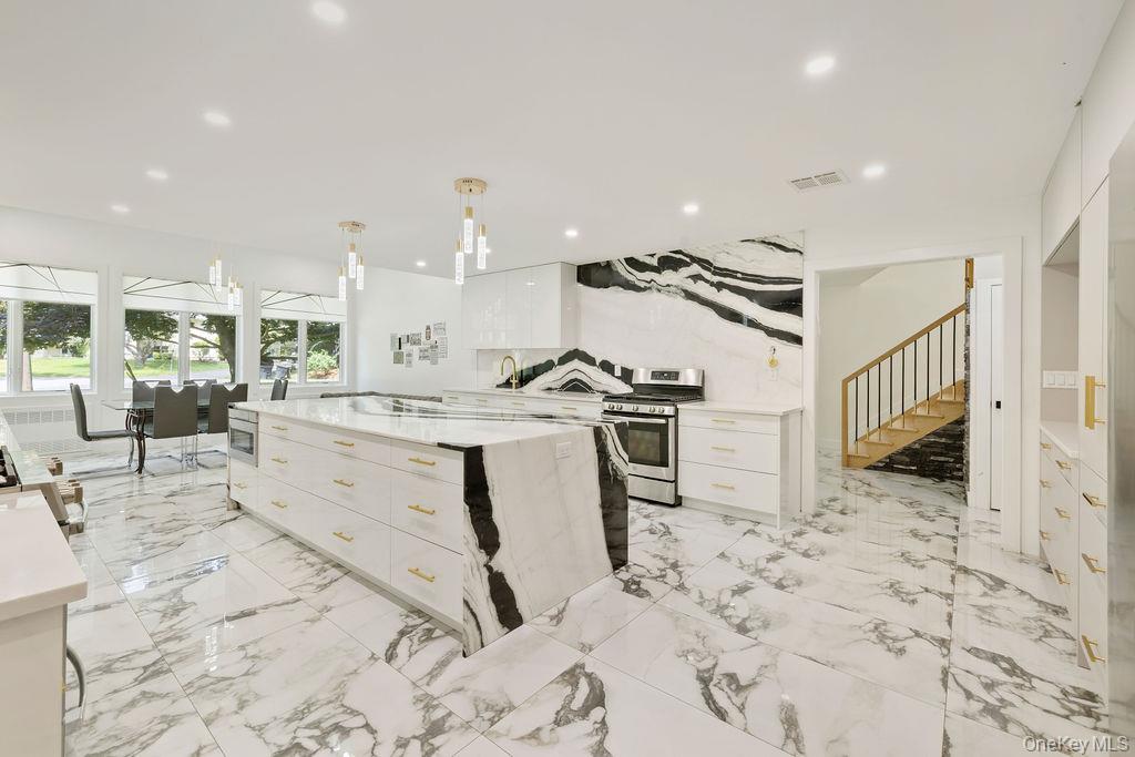 #4 photo, 9 Wendover Lane, Suffern , NY 10901