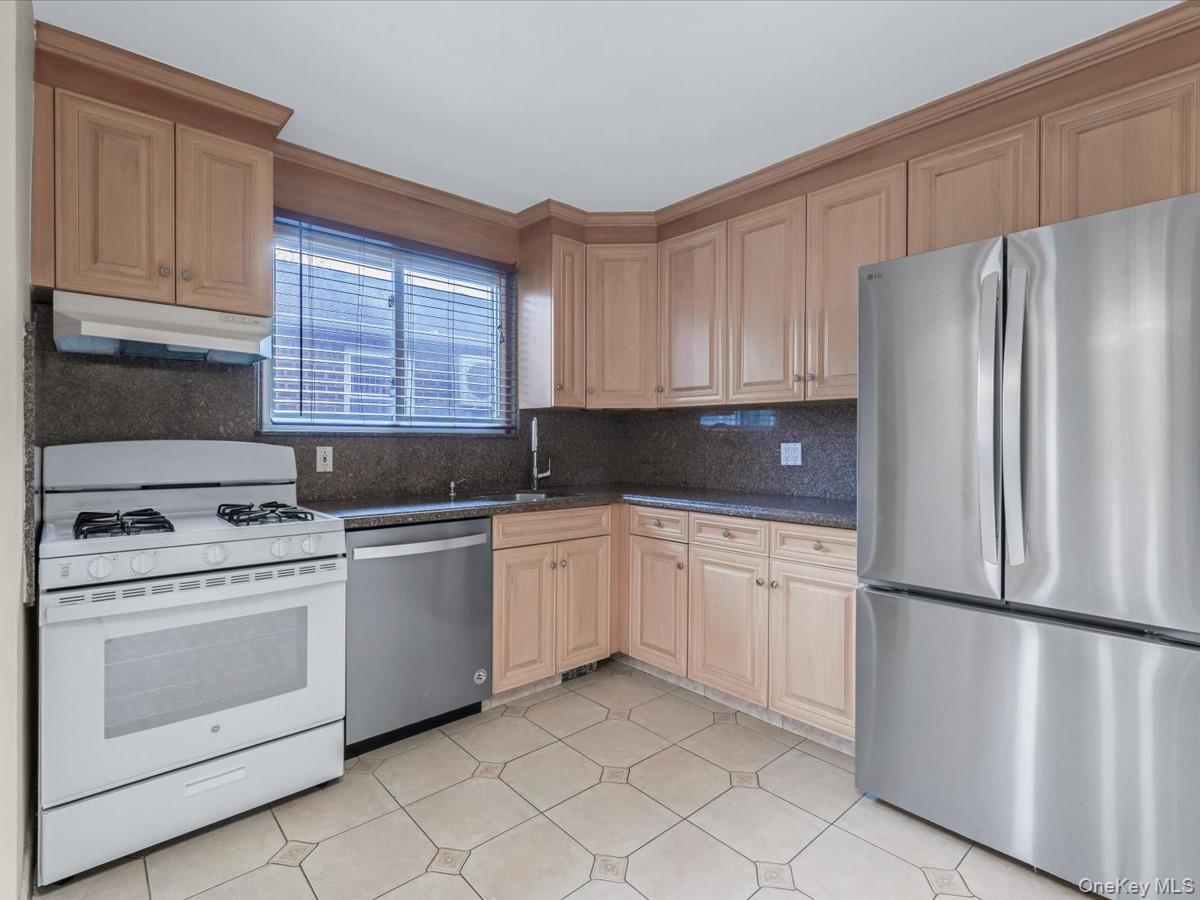 #12 photo, 58-52 208th Street, Bayside , NY 11364