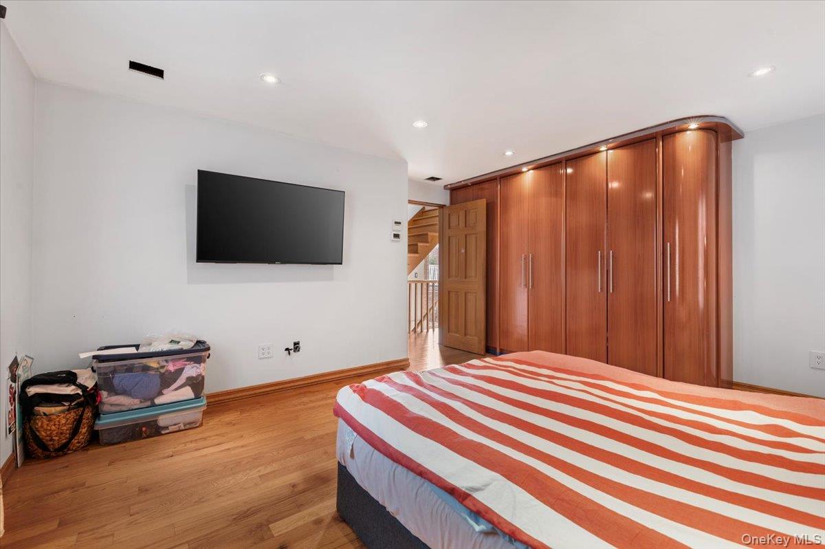 #13 photo, 82-06 166 street, Hillcrest (Queens) , NY 11432