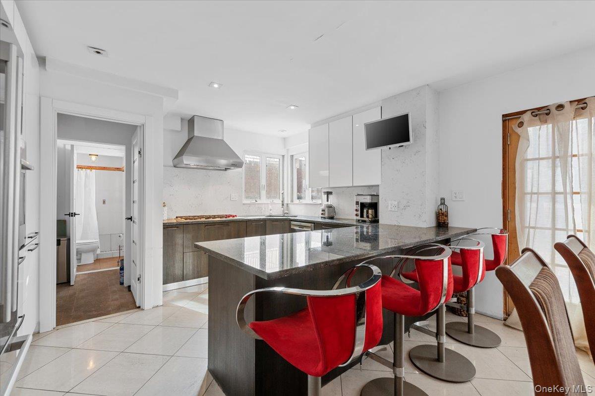 #4 photo, 82-06 166 street, Hillcrest (Queens) , NY 11432