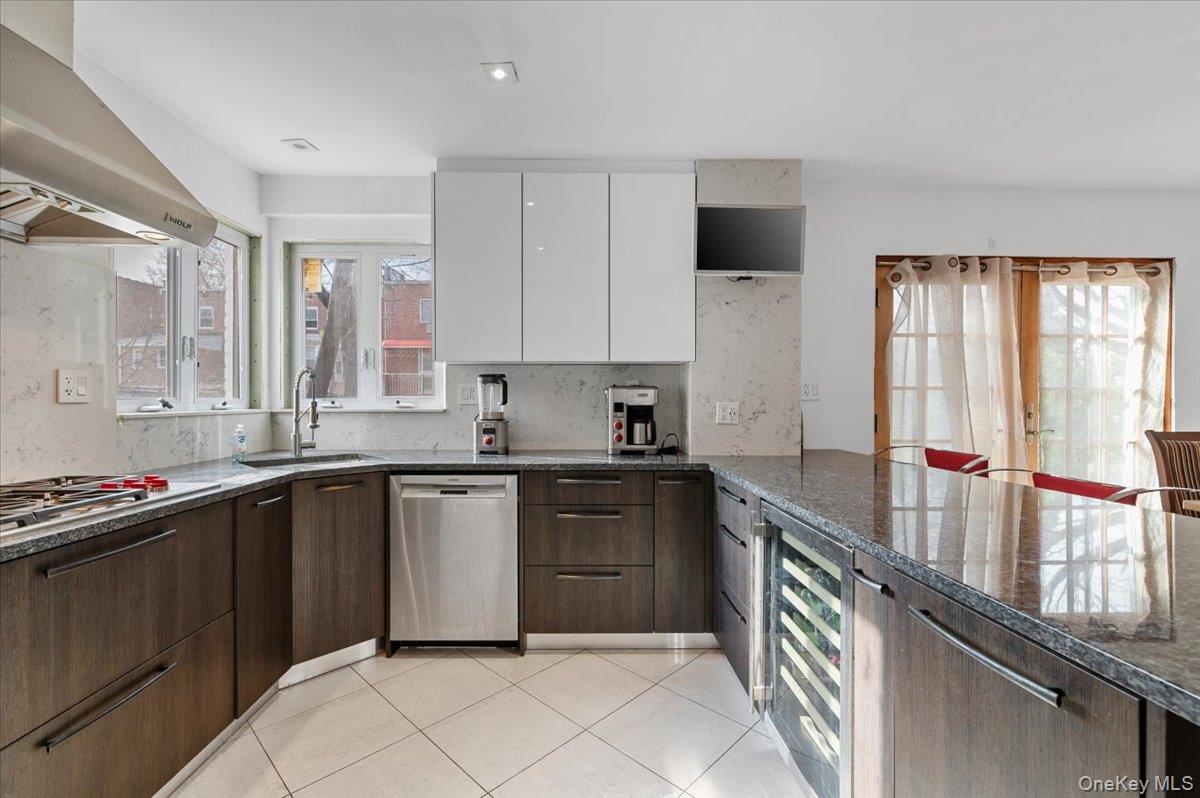 #7 photo, 82-06 166 street, Hillcrest (Queens) , NY 11432