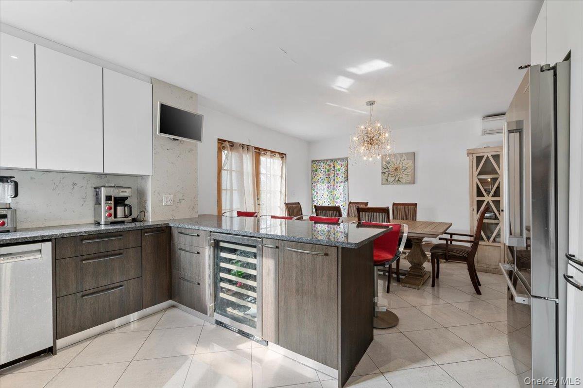 #8 photo, 82-06 166 street, Hillcrest (Queens) , NY 11432