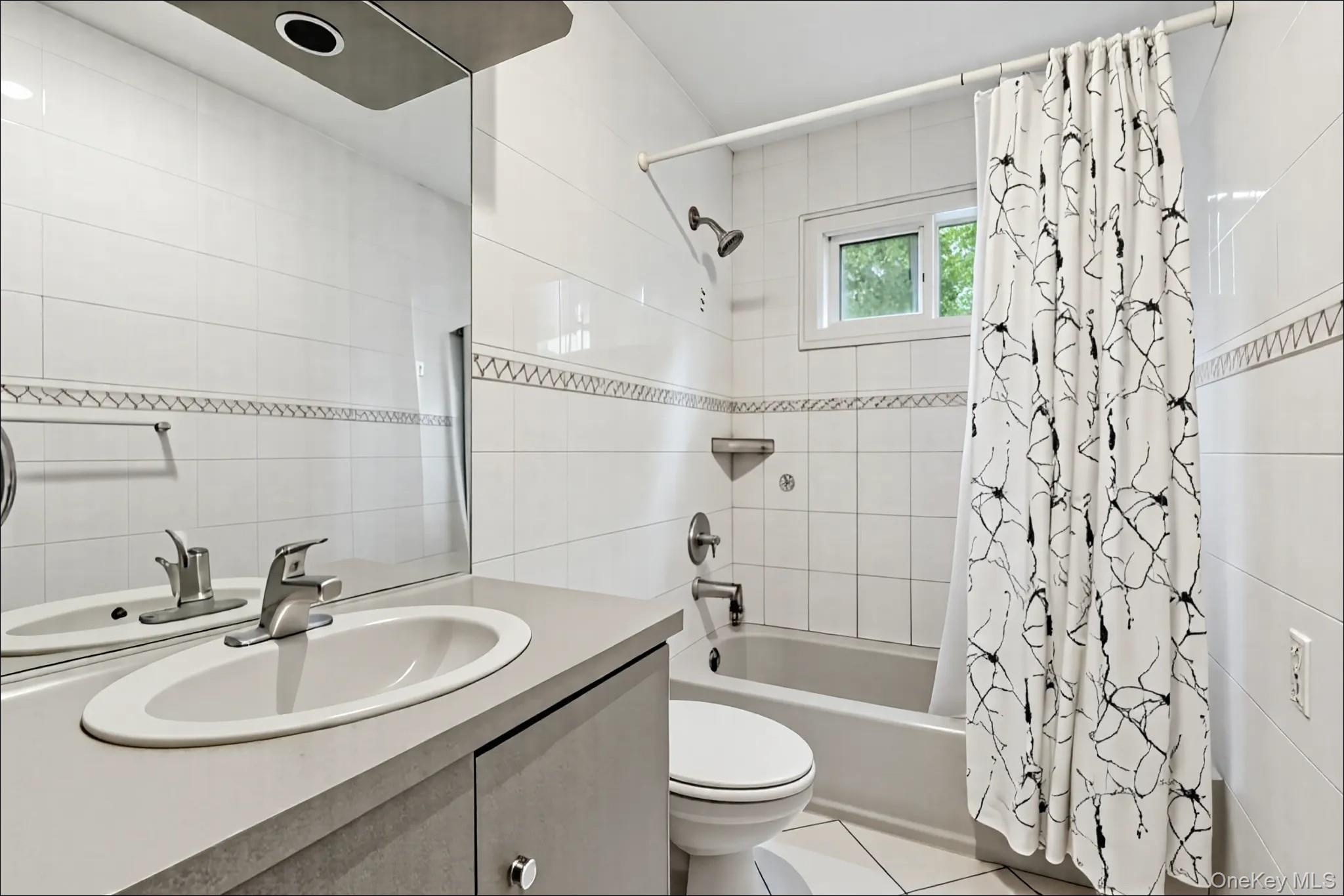 #11 photo, 370 Blue Point Road, מחוז סאפוק Farmingville , NY 11738