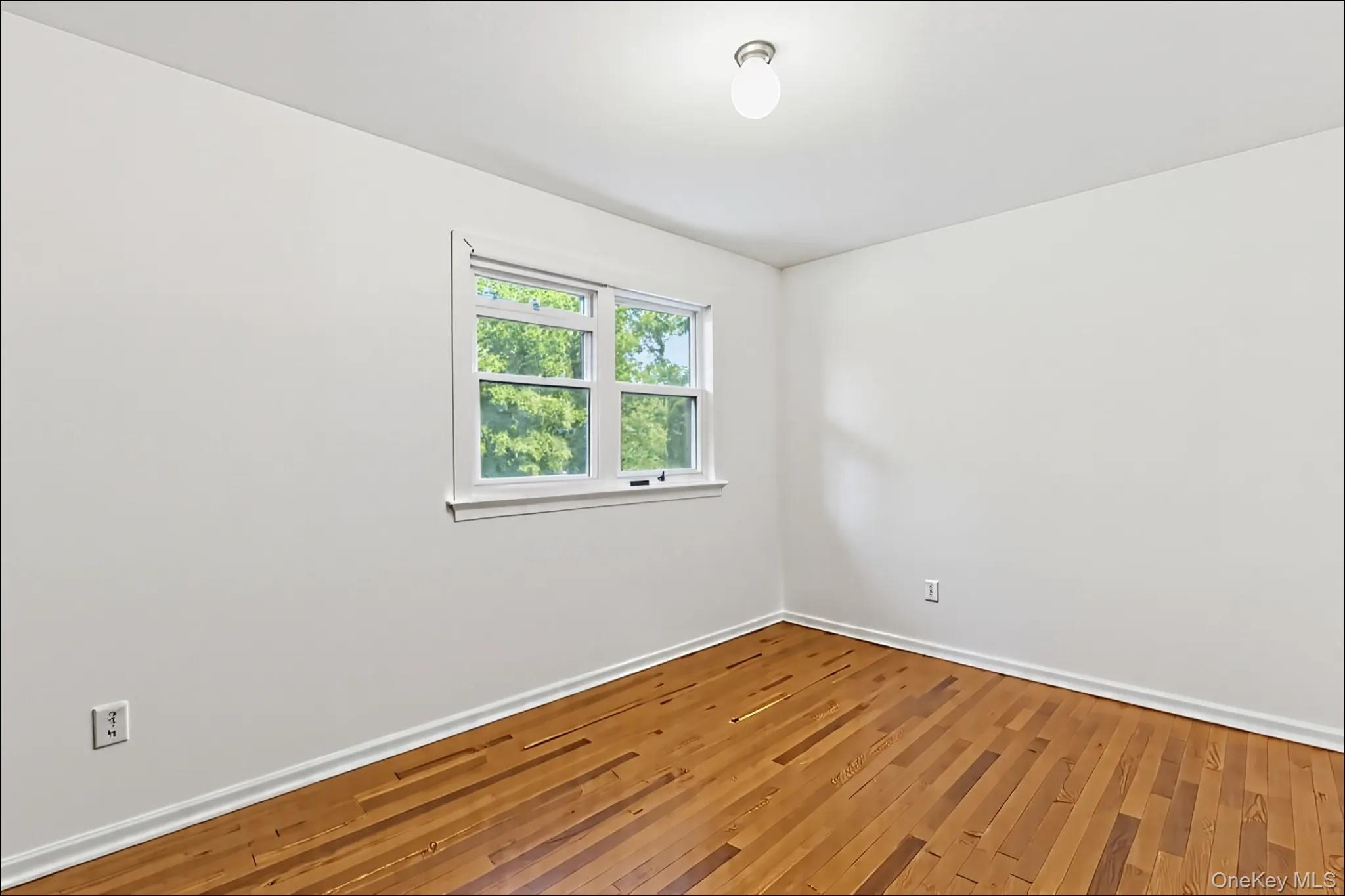 #13 photo, 370 Blue Point Road, מחוז סאפוק Farmingville , NY 11738