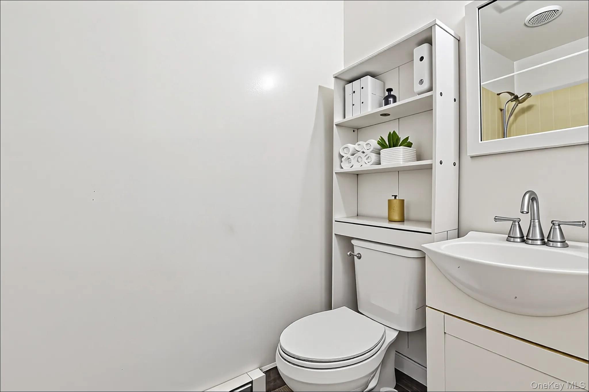 #18 photo, 370 Blue Point Road, מחוז סאפוק Farmingville , NY 11738