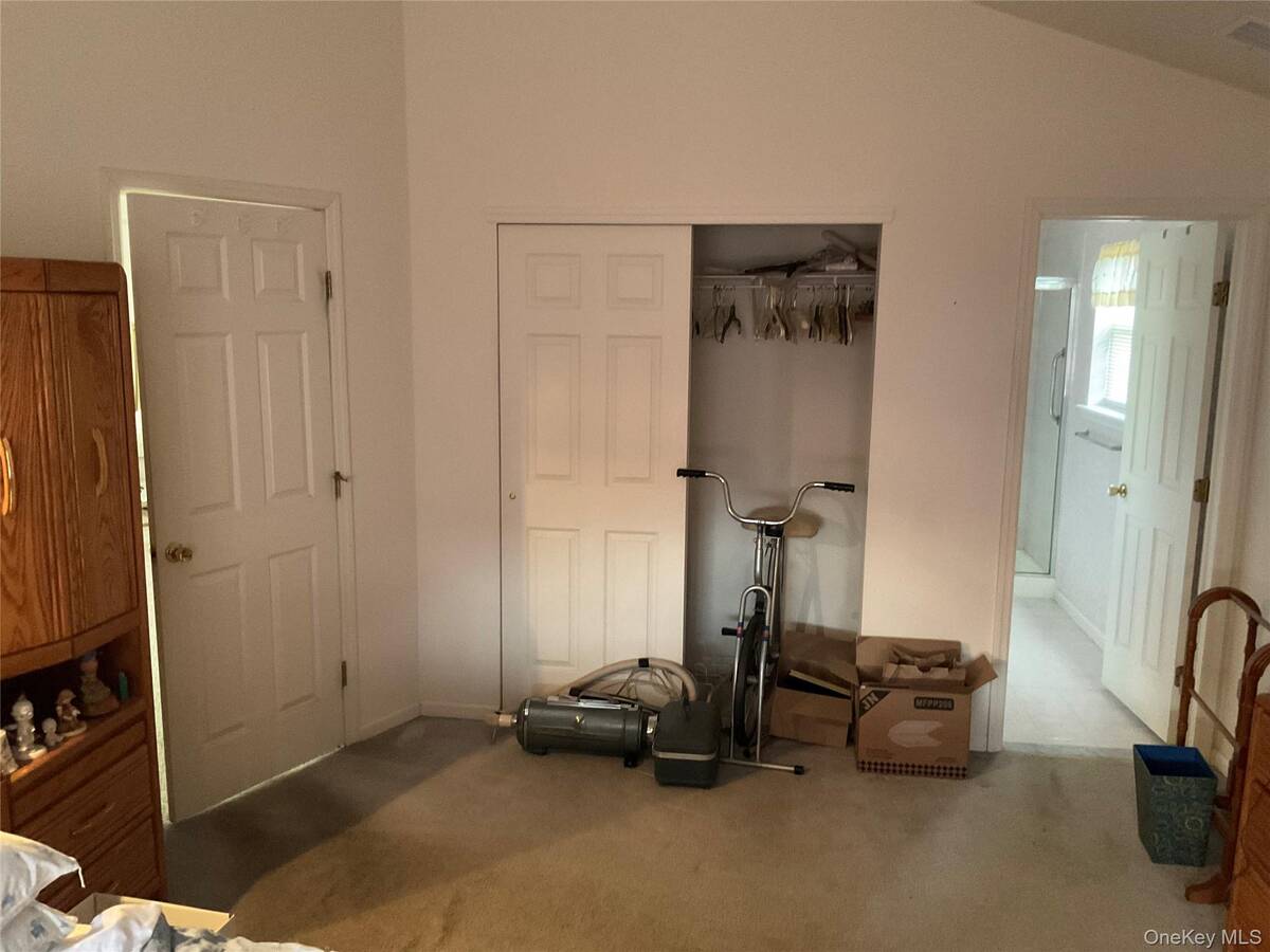 #10 photo, 409 Village Circle N, 東長島 Manorville , NY 11949