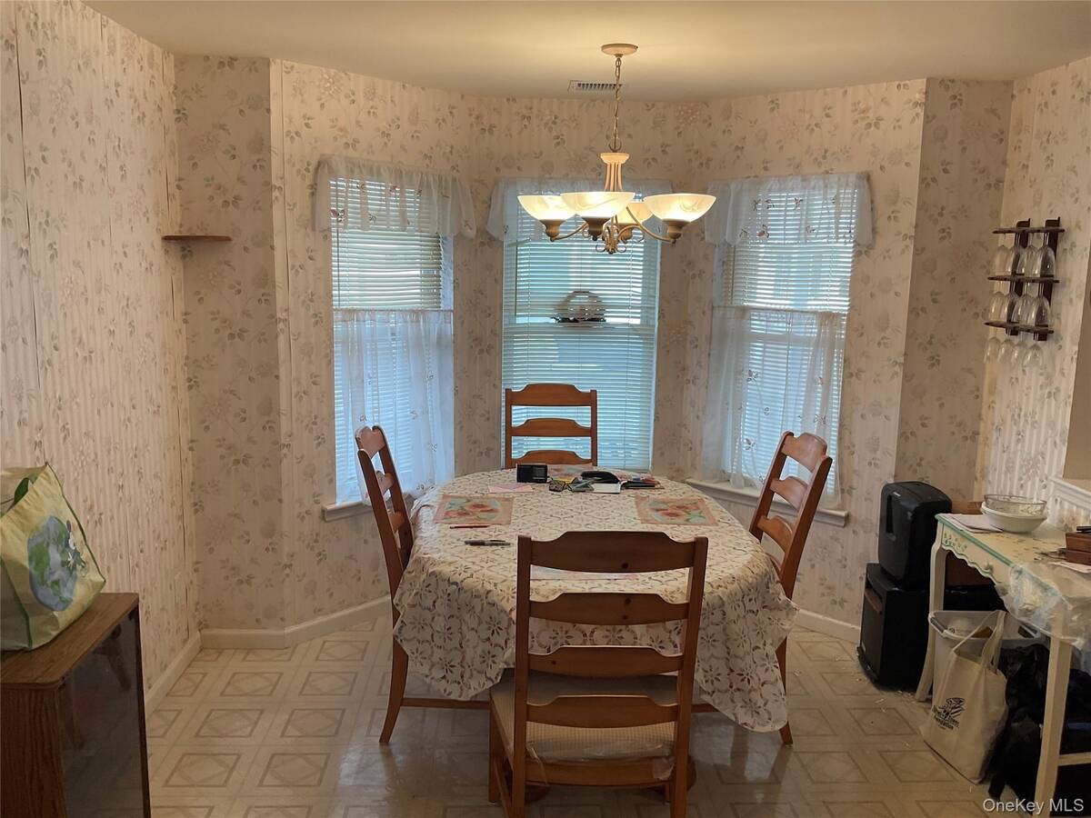 #4 photo, 409 Village Circle N, 東長島 Manorville , NY 11949