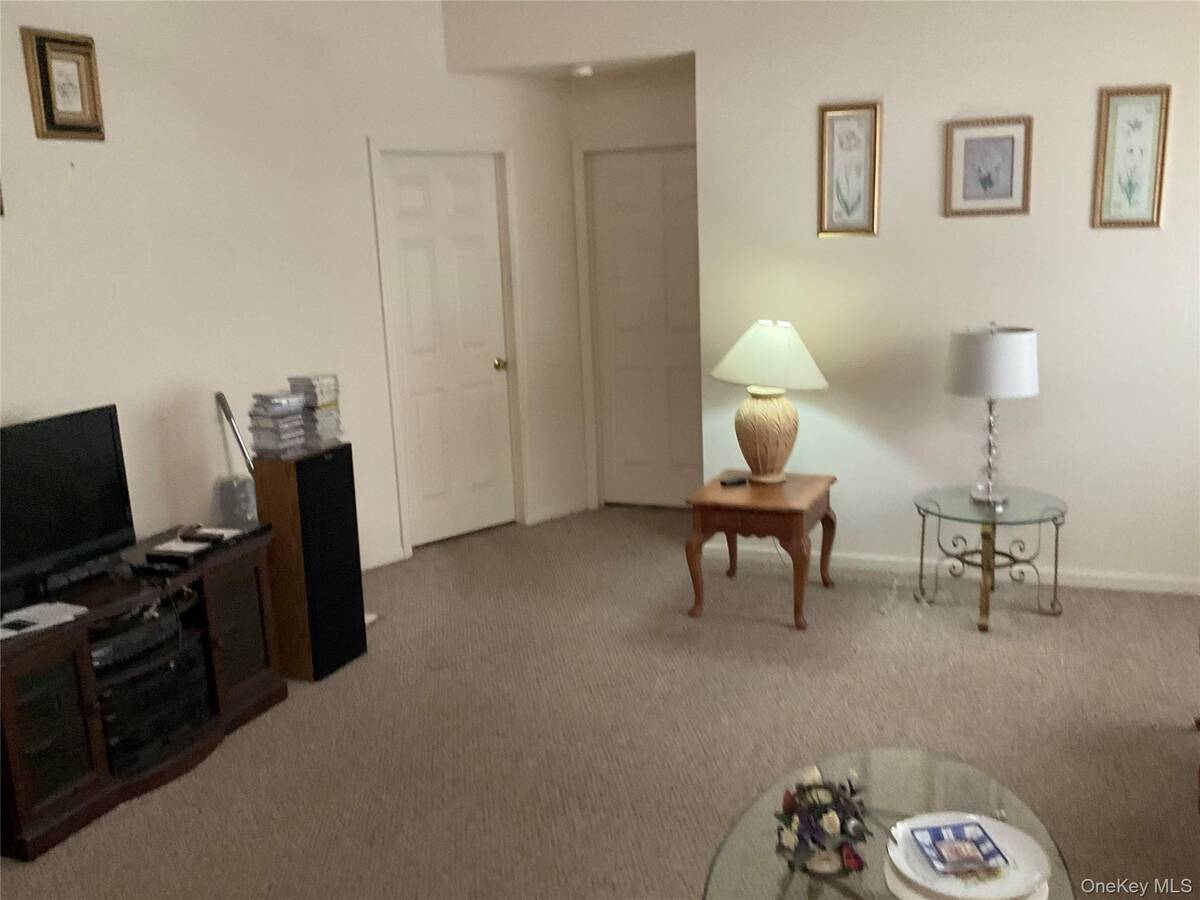 #7 photo, 409 Village Circle N, 東長島 Manorville , NY 11949