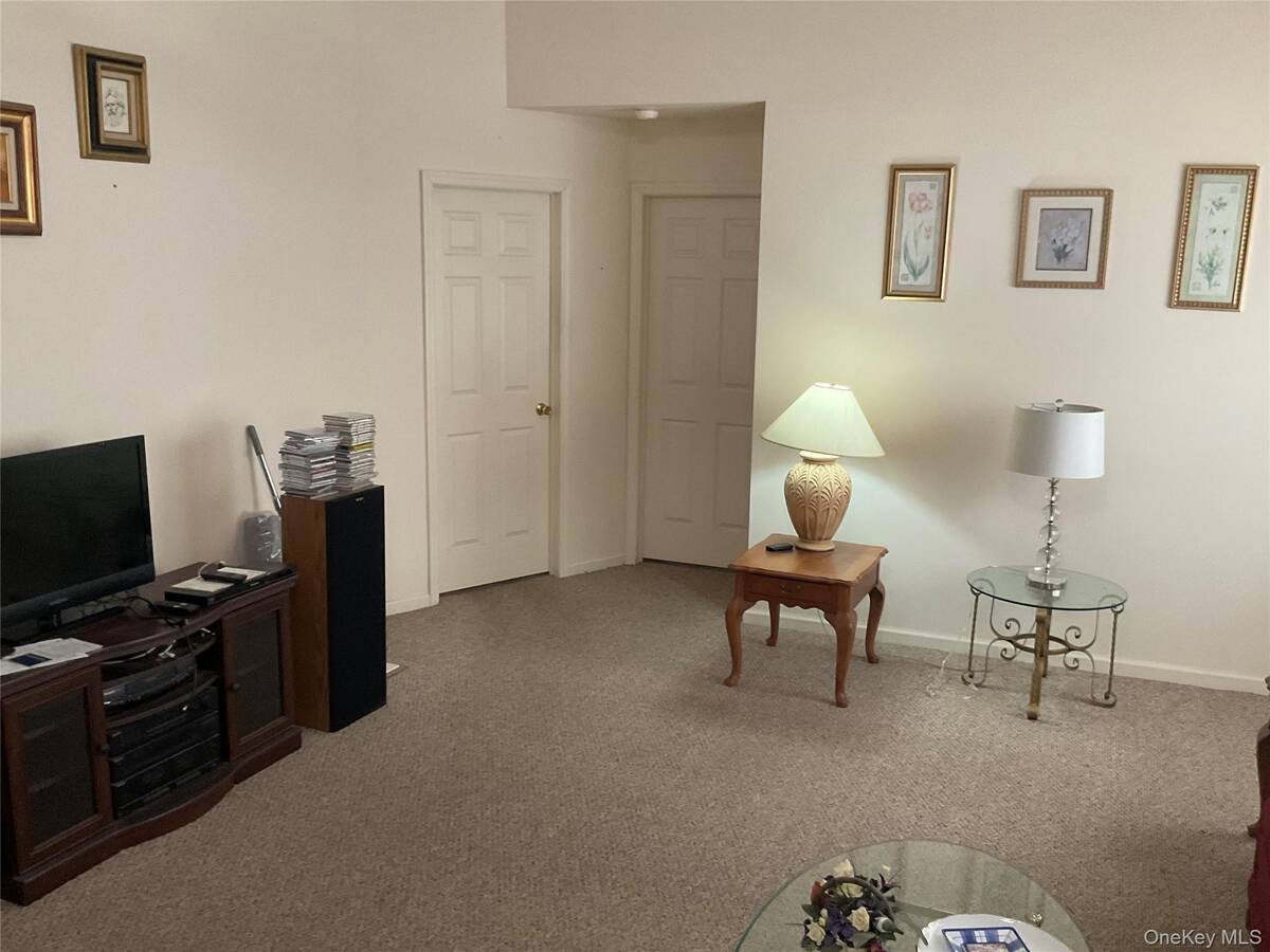 #8 photo, 409 Village Circle N, 東長島 Manorville , NY 11949