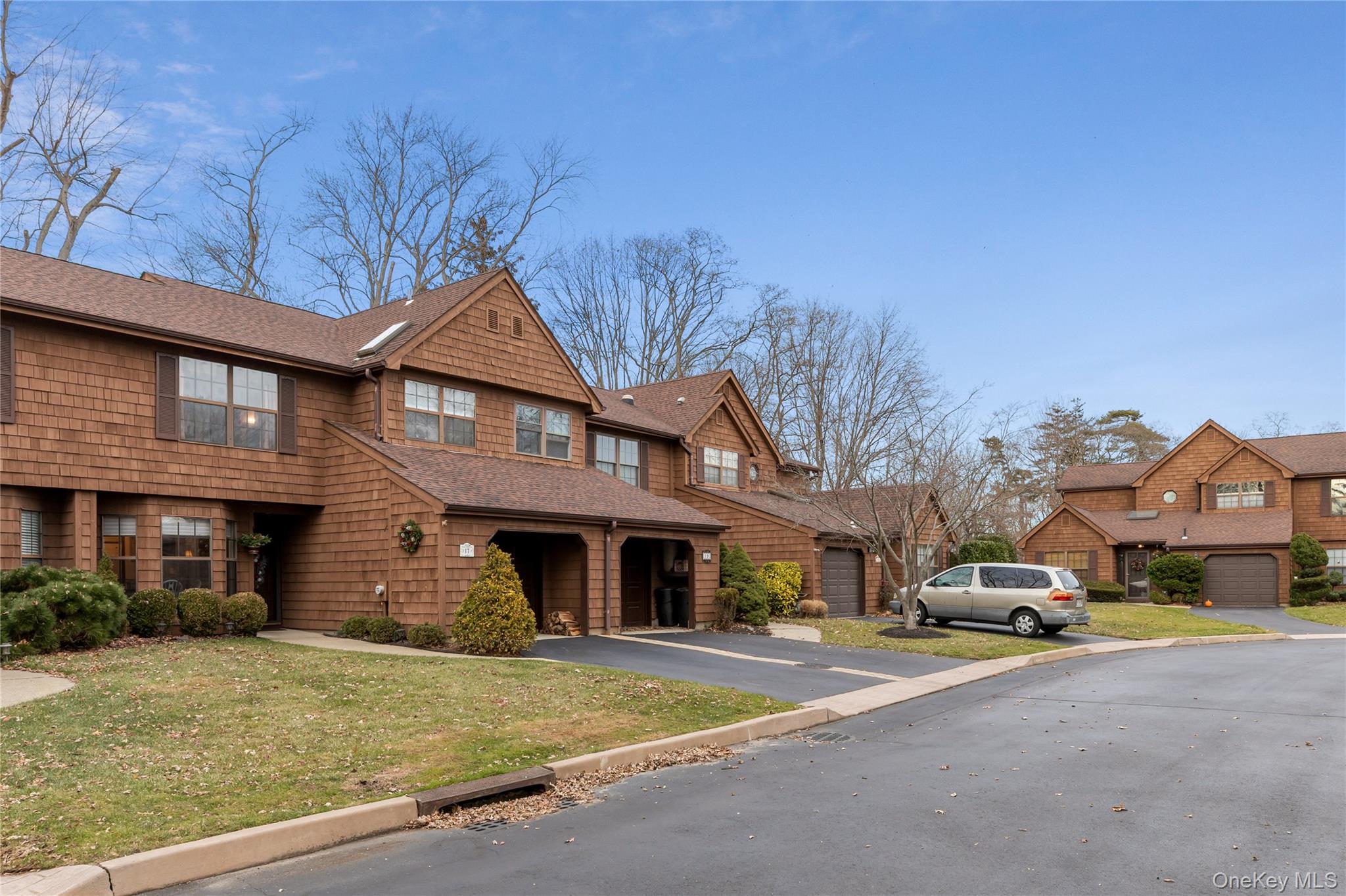 #2 photo, 17 Sutton Place, Islip , NY 11751