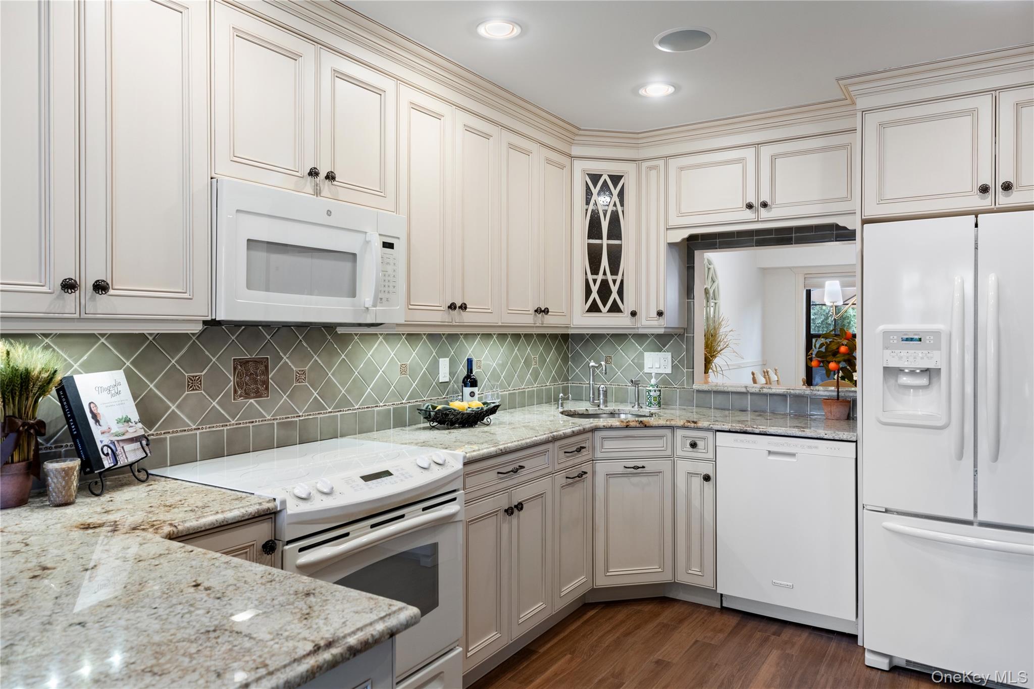 #6 photo, 17 Sutton Place, Islip , NY 11751