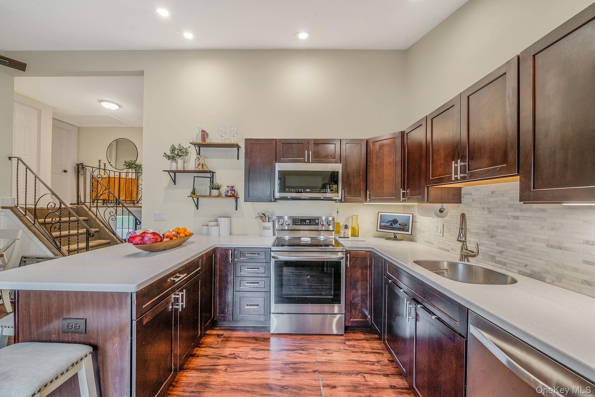 #10 photo, 182 Crystal Brook Hollow Road, מחוז סאפוק Port Jefferson Station , NY 11776