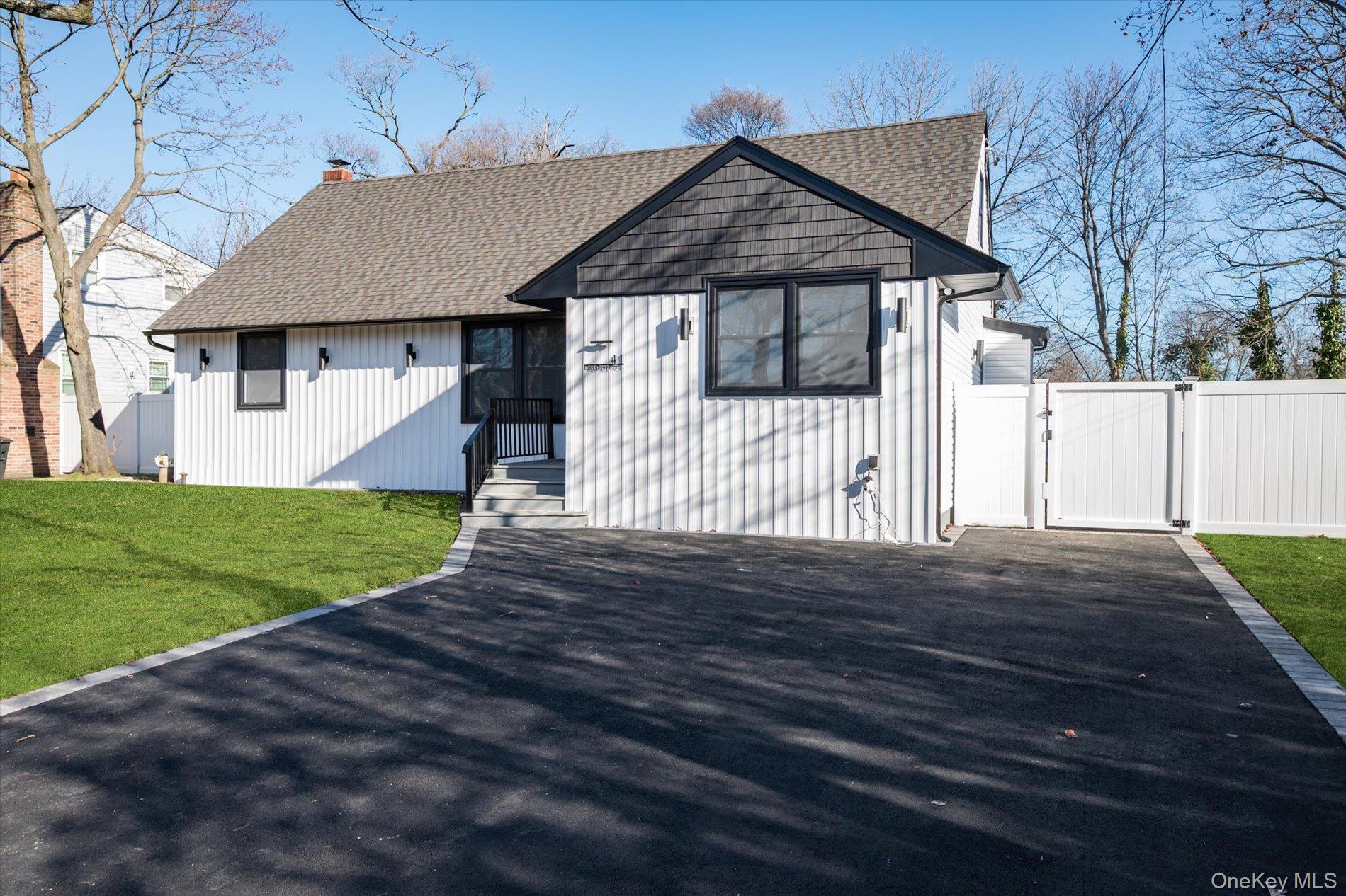 #4 photo, 41 Embargo Place, North Babylon , NY 11703