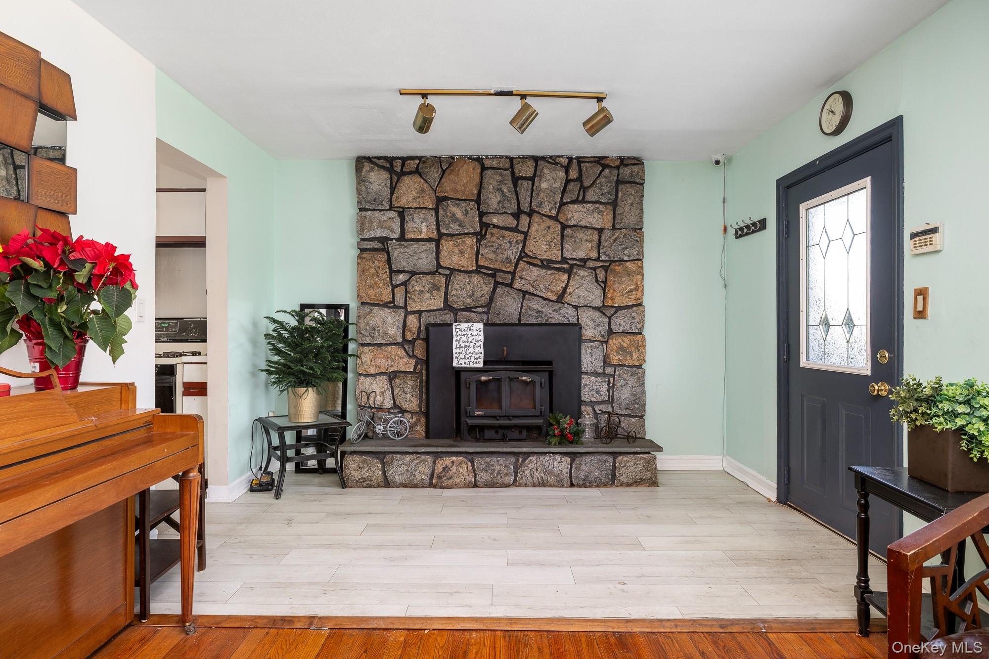 #5 photo, 5 Gardner Avenue, Hicksville , NY 11801