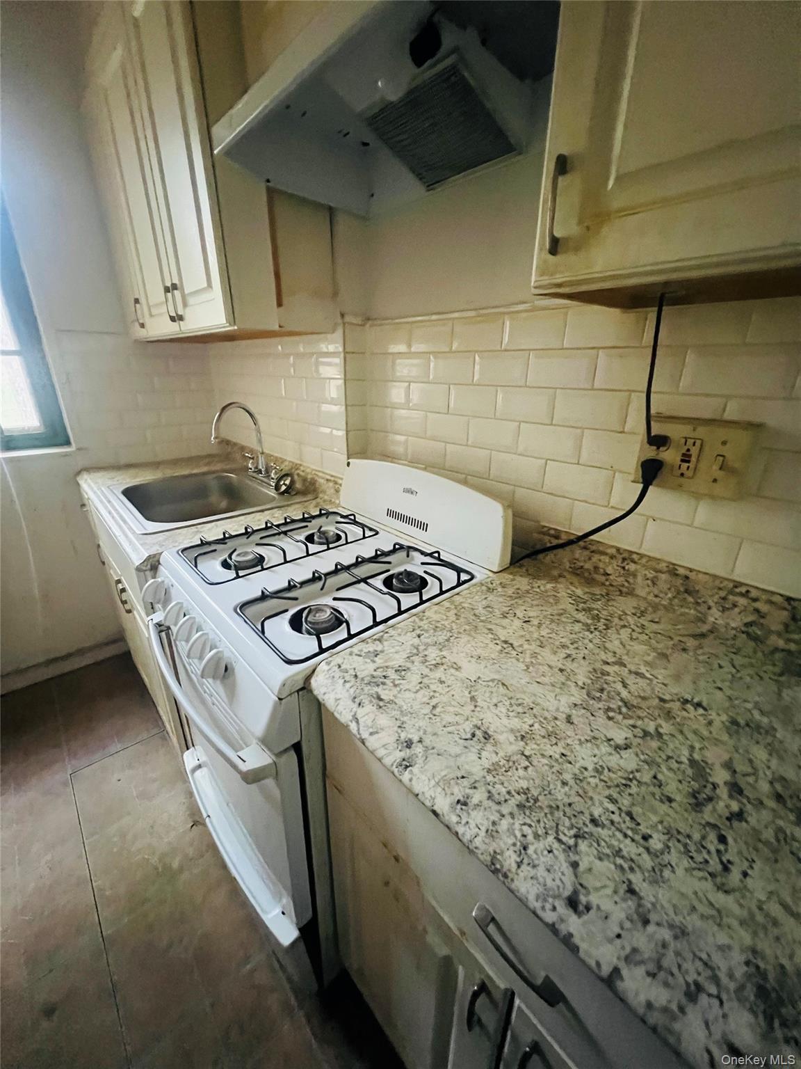 #4 photo, 1504 Metropolitan Avenue, Bronx , NY 10462