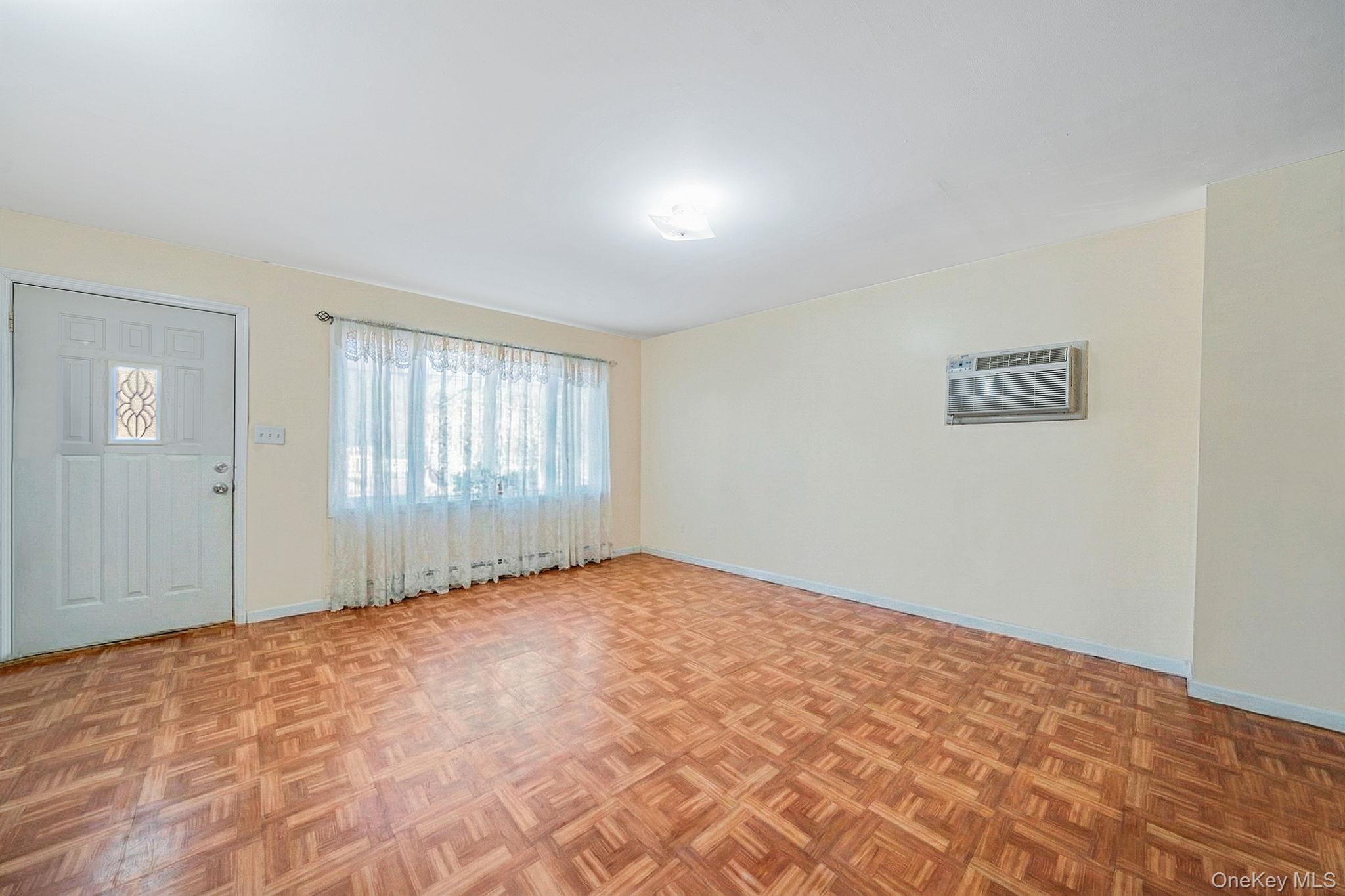 #3 photo, 16740 145th Drive, Куинс ‖ Jamaica , NY 11434