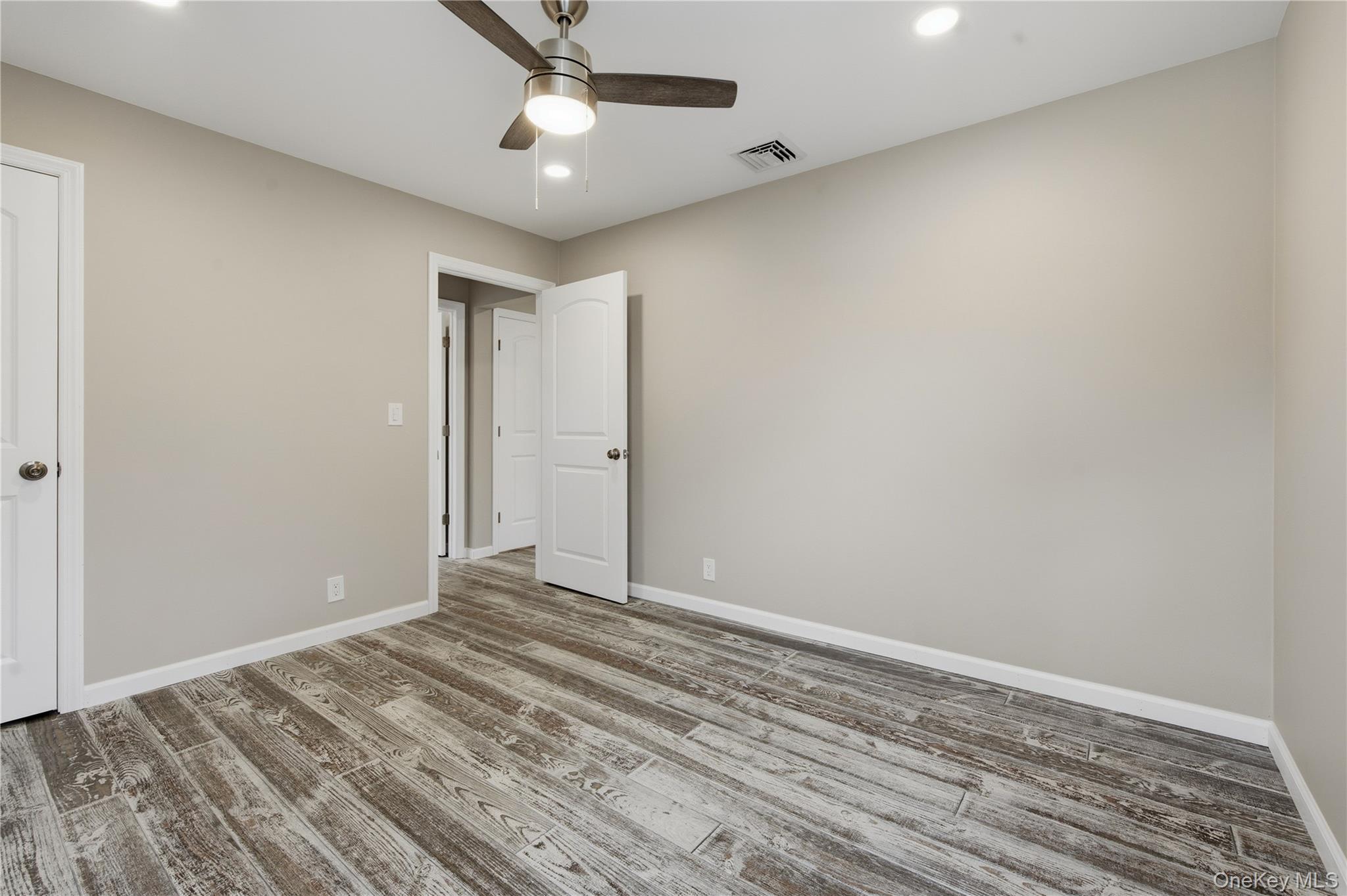 #13 photo, 700 Hallock Avenue, מחוז סאפוק Port Jefferson Station , NY 11776