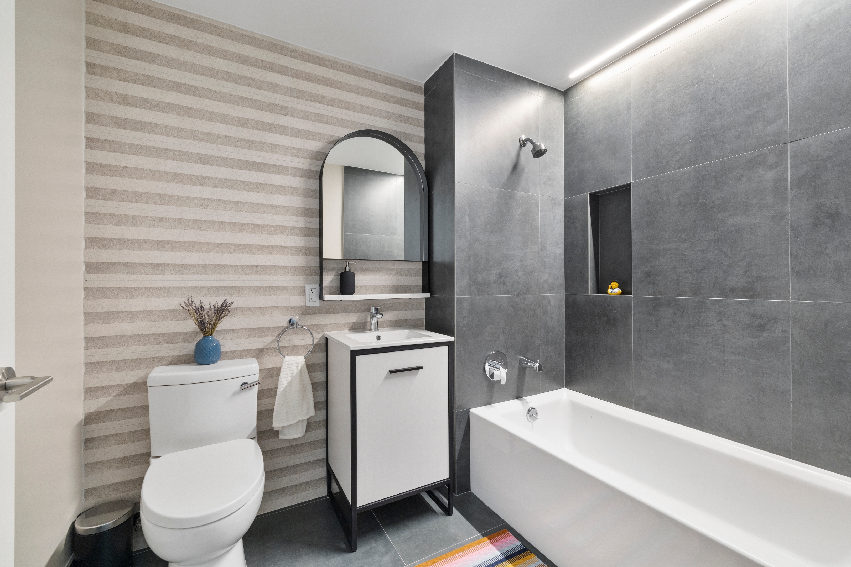 #6 photo, Bronx, 布朗士 Concourse Village , NY 10451