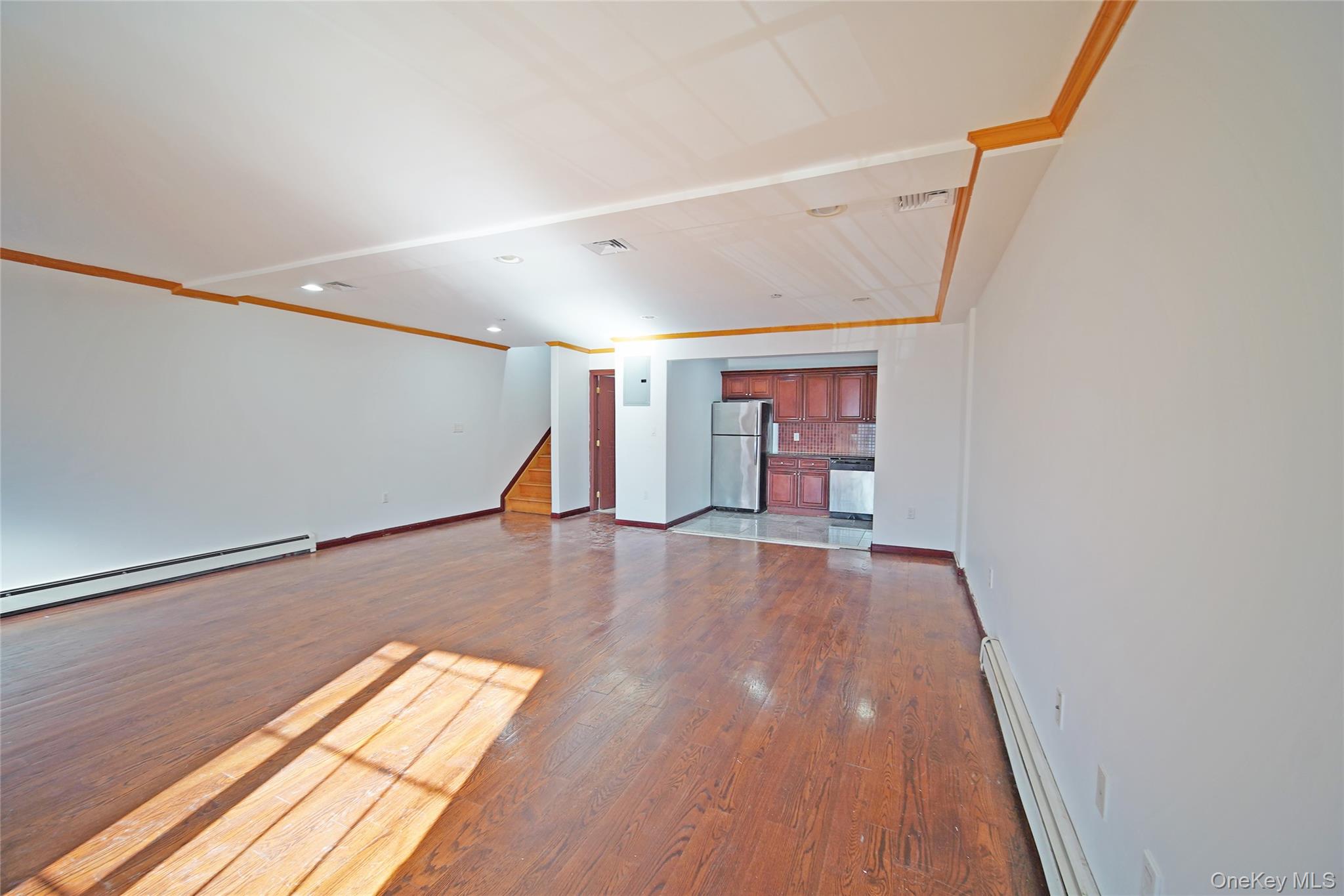 #5 photo, 931 E 215th Street, Bronx , NY 10469