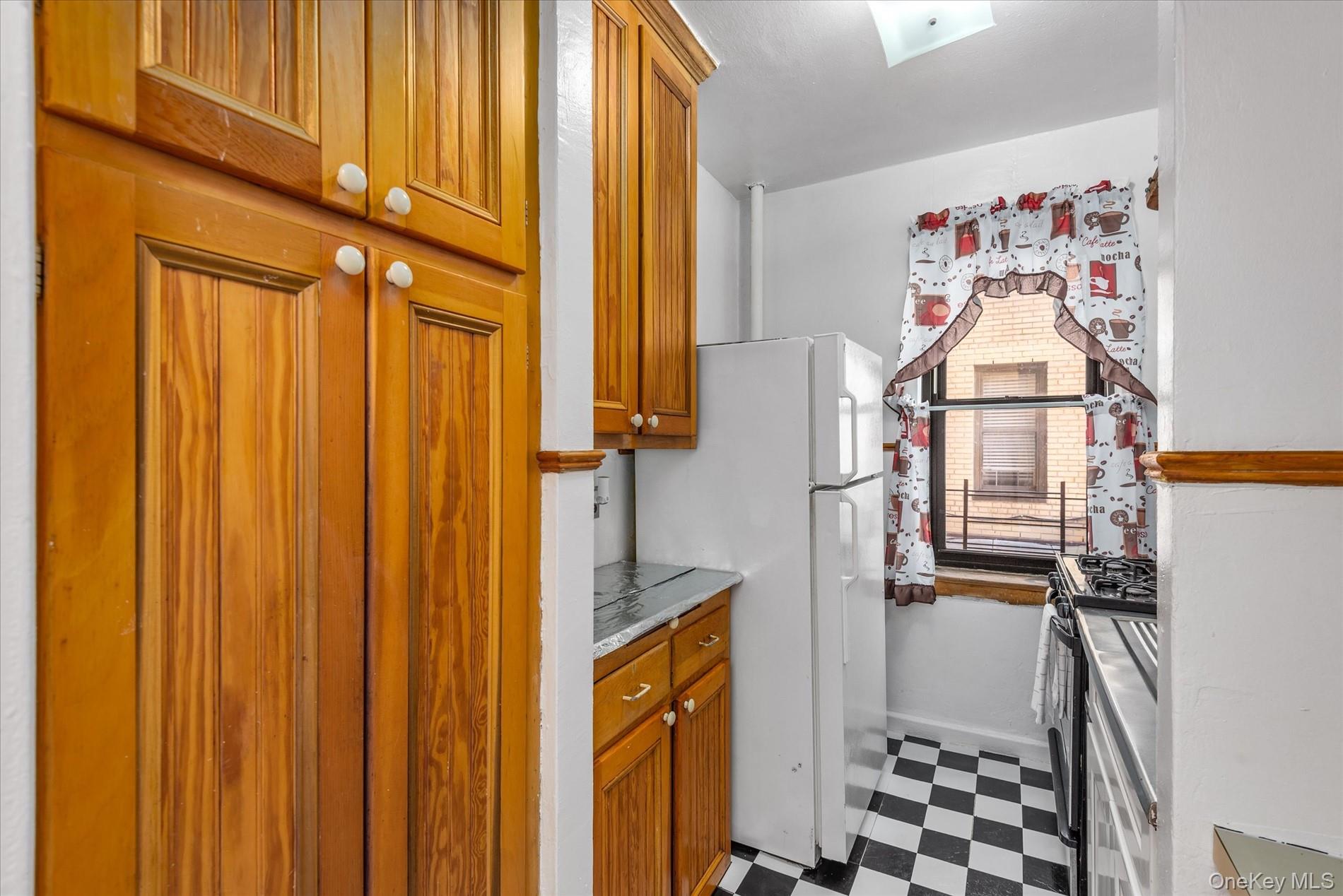 #9 photo, 251 Seaman Avenue, मैनहटन New York (Manhattan) , NY 10034