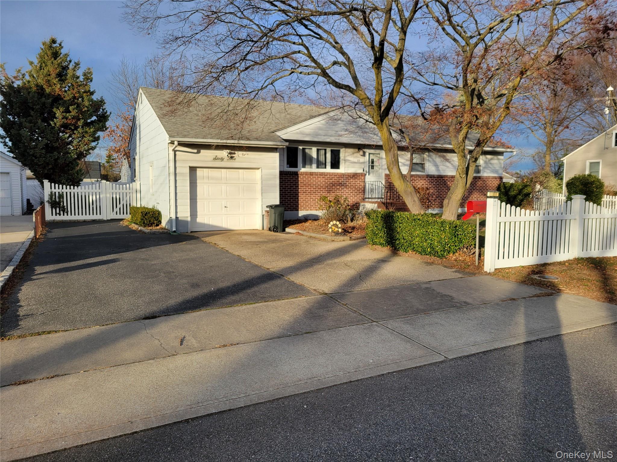 #2 photo, 65 Marie Street, מחוז סאפוק Lindenhurst , NY 11757