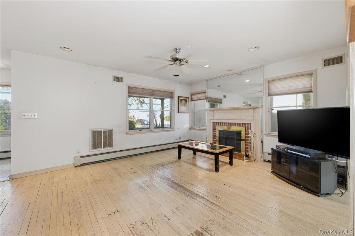 #4 photo, 467 W Broadway, Cedarhurst , NY 11516