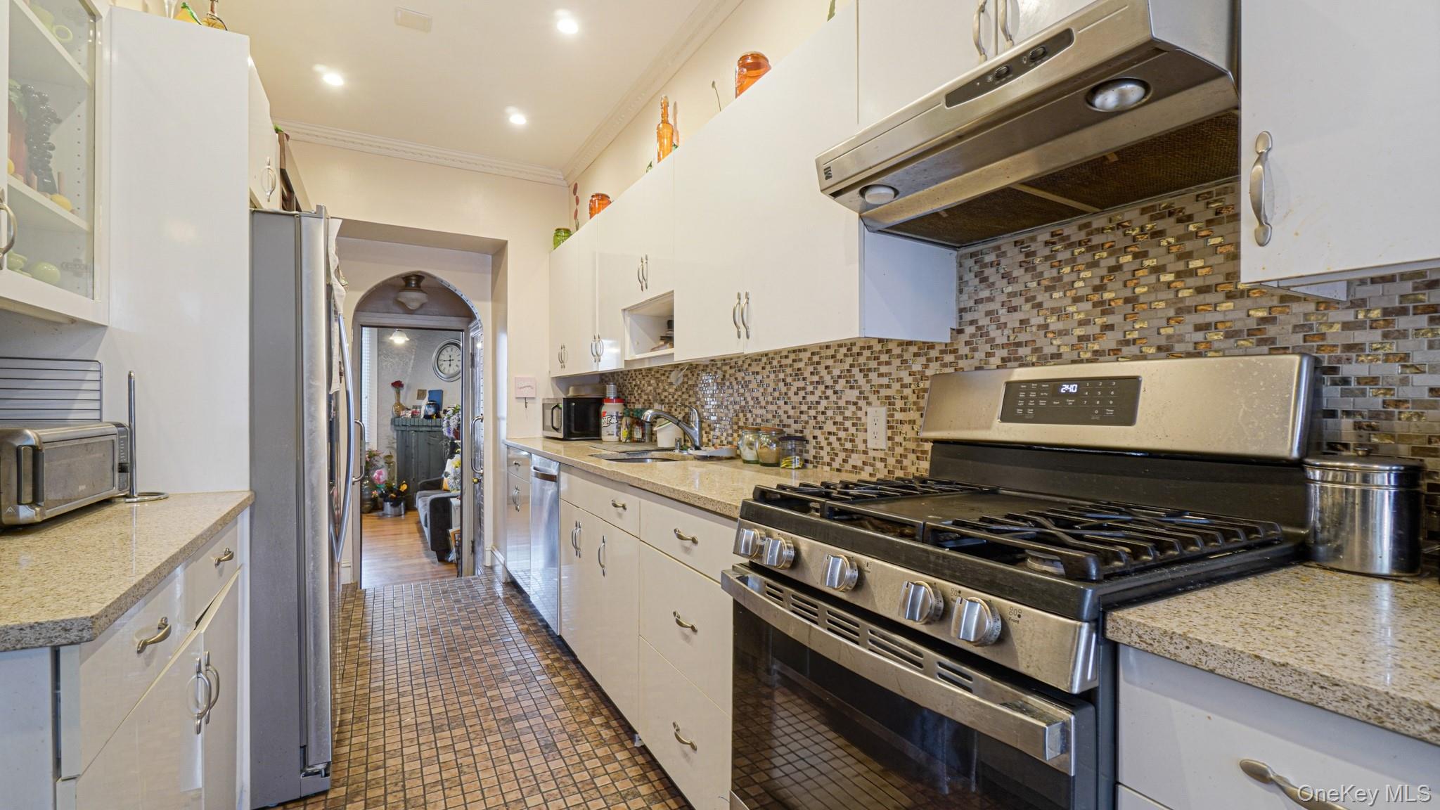 #8 photo, 2521 Yates Avenue, Bronx , NY 10469