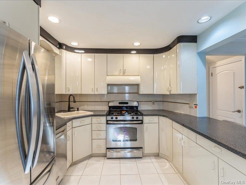 #8 photo, 158 Clement Avenue, Elmont , NY 11003