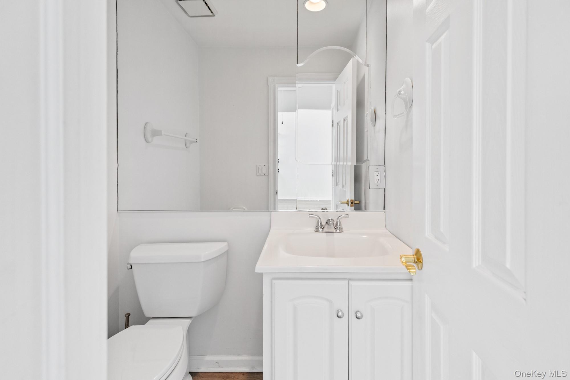 #16 photo, 220 Montauk Highway, Eastport , NY 11972