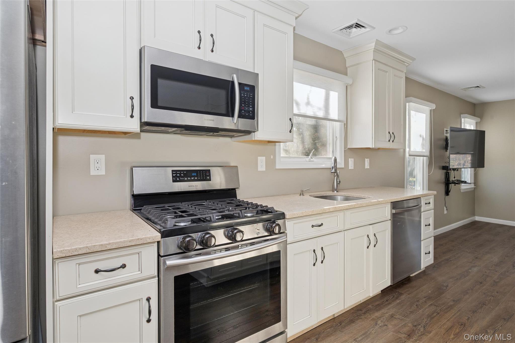 #9 photo, 2319 Willow Street, নাসাউ কাউন্টি Wantagh , NY 11793