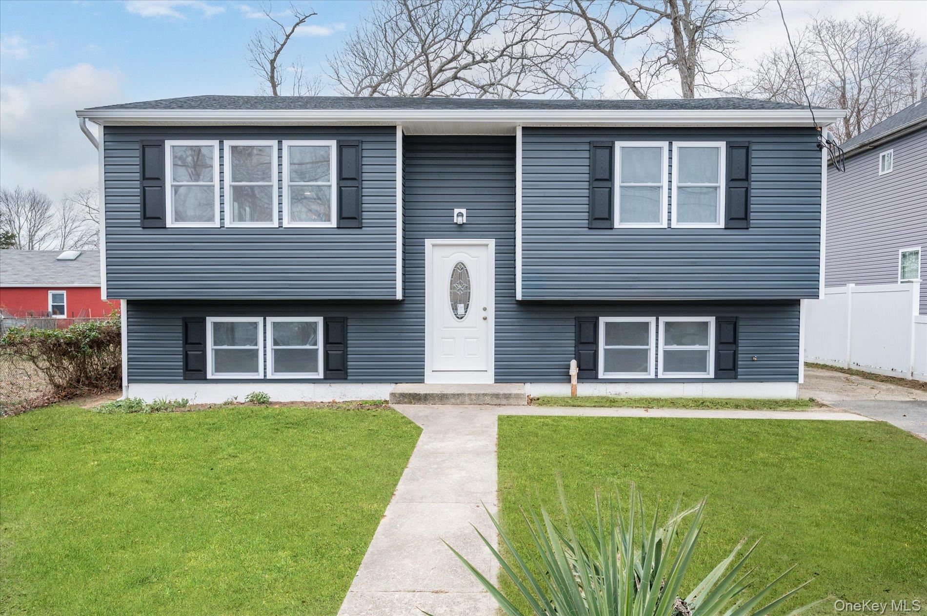 #1 photo, 36 N 15th Street, सफ़ोक काउंटी Wheatley Heights , NY 11798