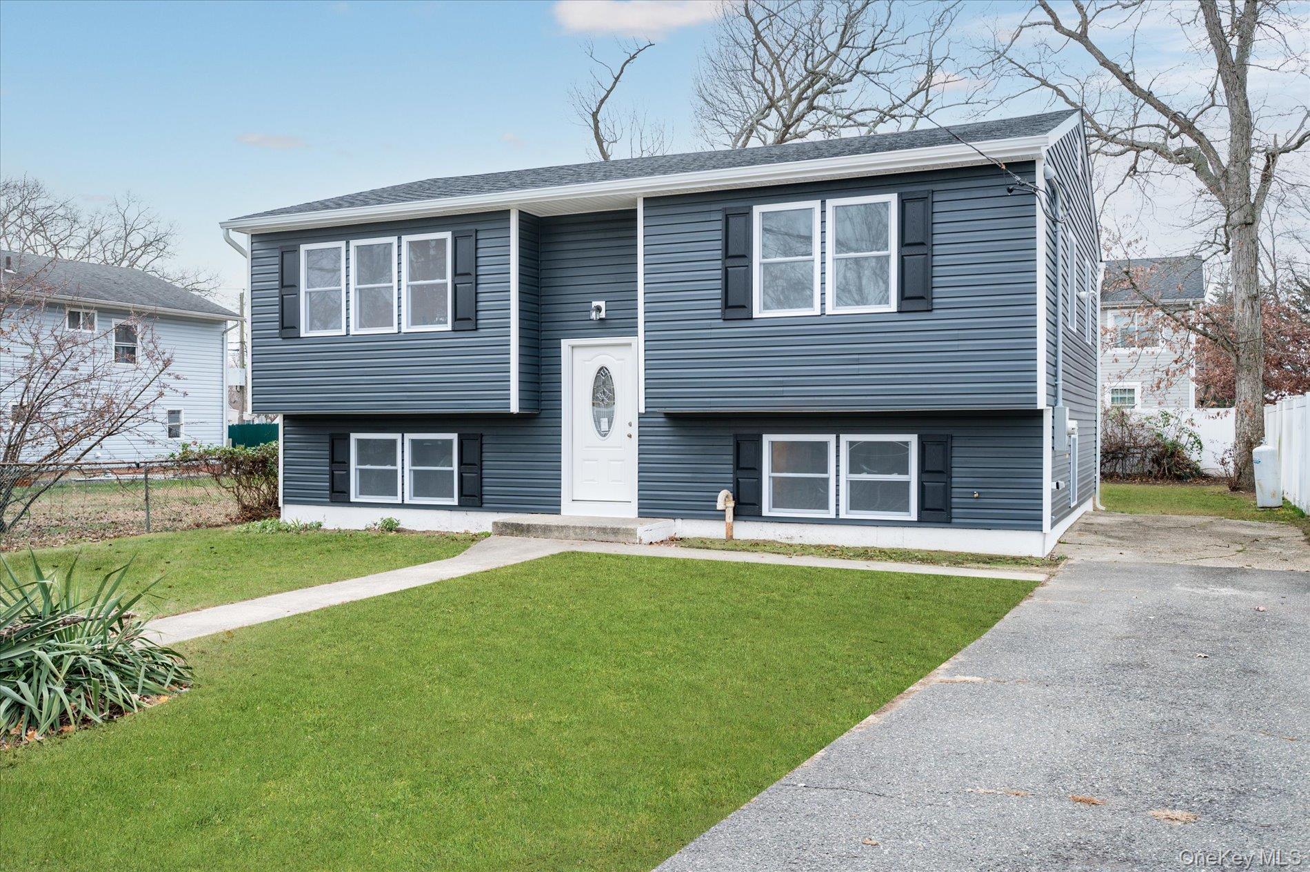 #2 photo, 36 N 15th Street, सफ़ोक काउंटी Wheatley Heights , NY 11798