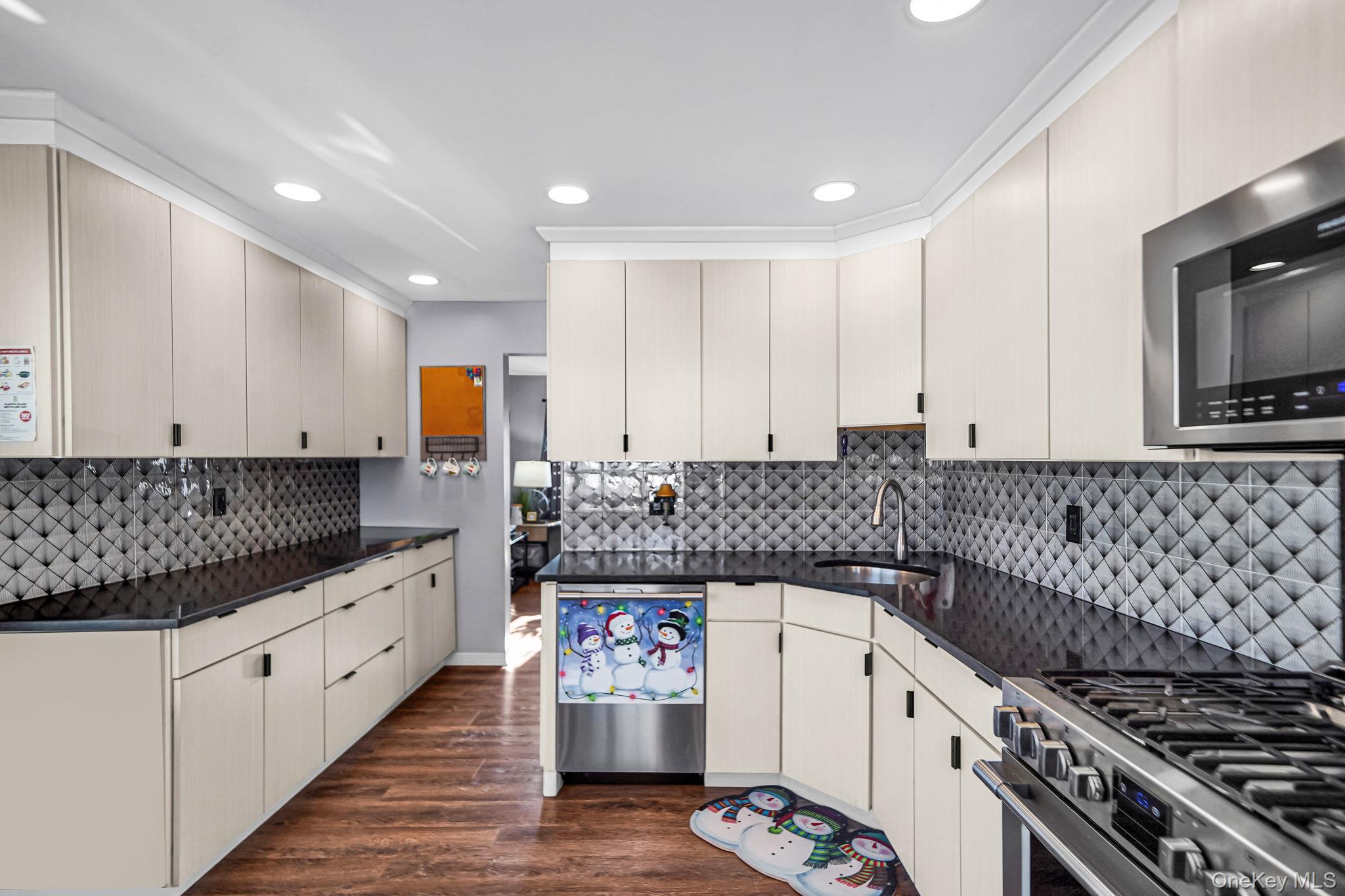 #5 photo, 386 33rd Street, Lindenhurst , NY 11757