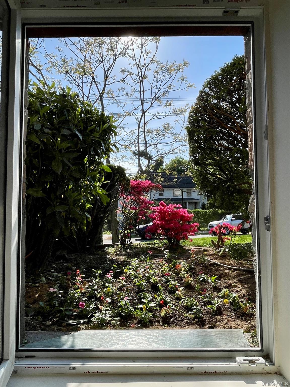 #19 photo, 3905 Douglaston Parkway, Douglaston , NY 11363