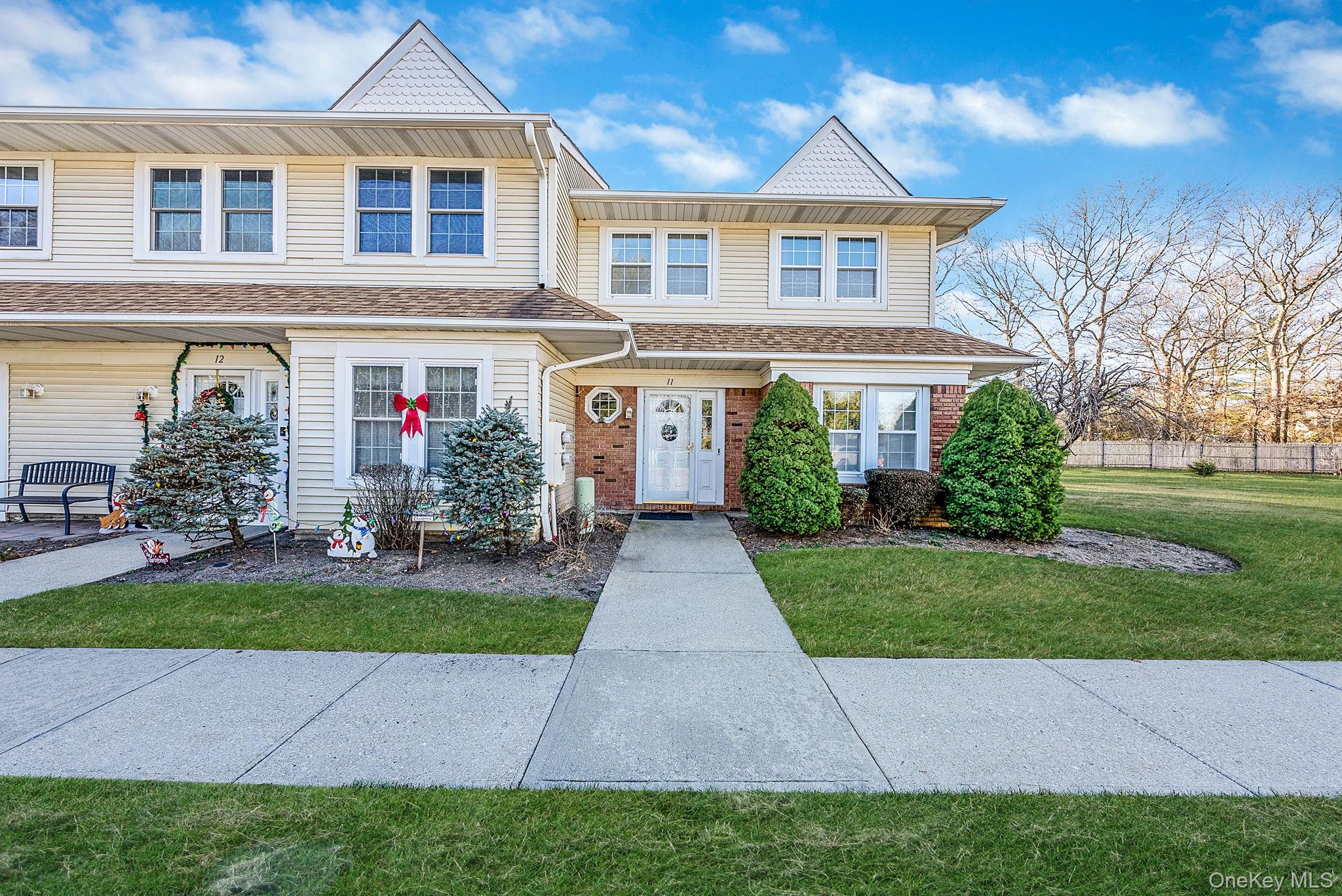 #1 photo, 11 Gazebo Lane, Holtsville , NY 11742