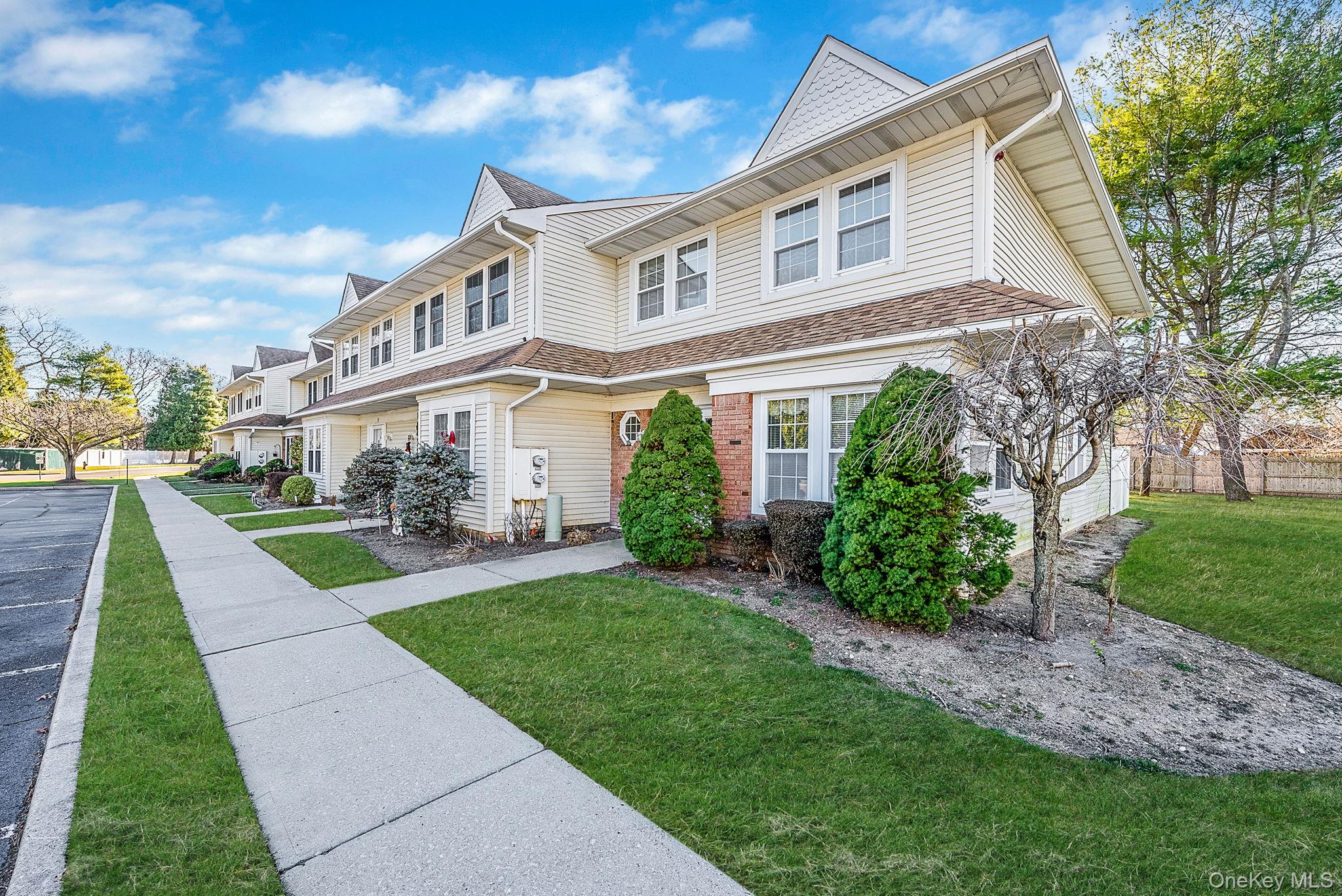 #3 photo, 11 Gazebo Lane, Holtsville , NY 11742