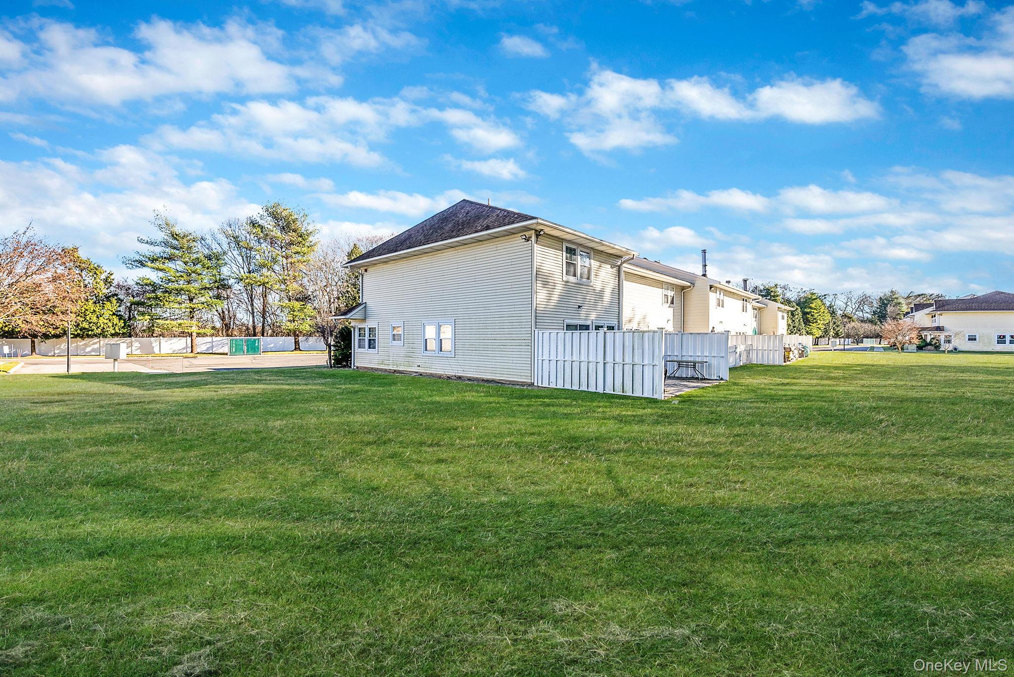 #4 photo, 11 Gazebo Lane, Holtsville , NY 11742