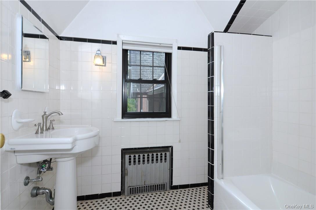 #20 photo, 136 Harriman Road, 紐約州 Irvington , NY 10533