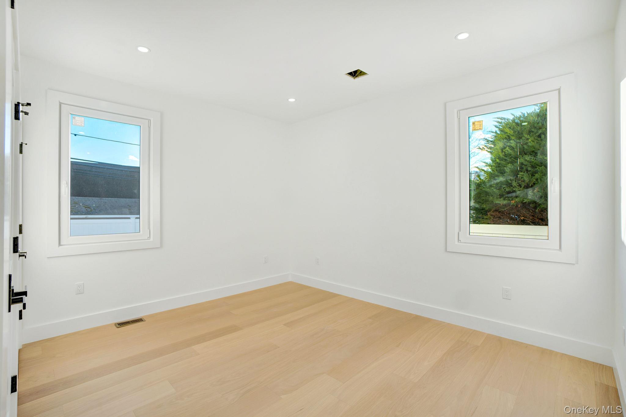 #10 photo, 35 Castle Lane, מחוז נסאו Levittown , NY 11756