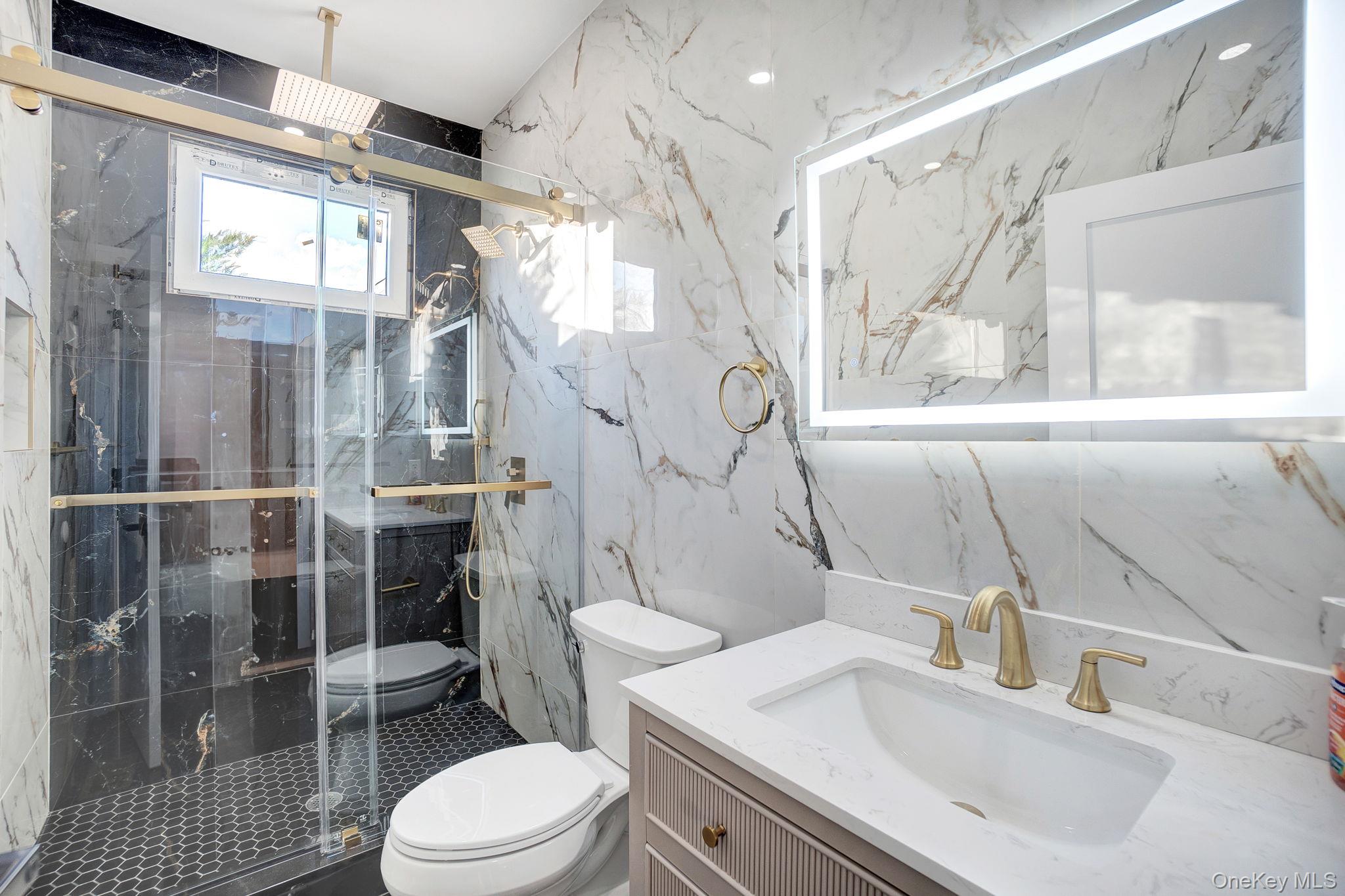 #11 photo, 35 Castle Lane, מחוז נסאו Levittown , NY 11756