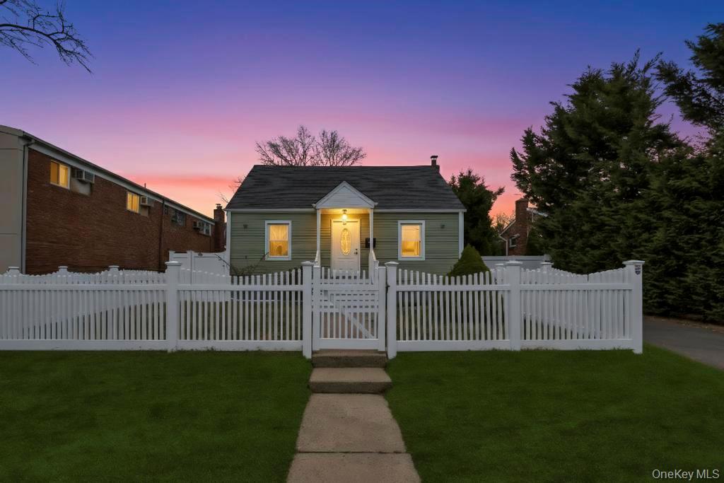 #1 photo, 847 N Clinton Avenue, Lindenhurst , NY 11757