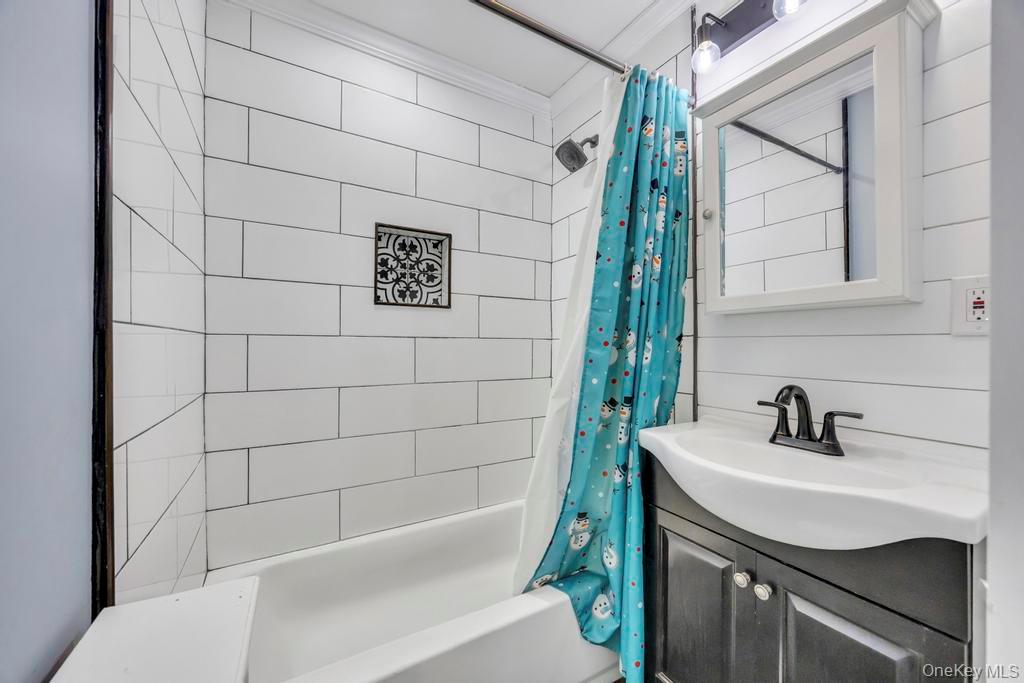 #10 photo, 847 N Clinton Avenue, Lindenhurst , NY 11757