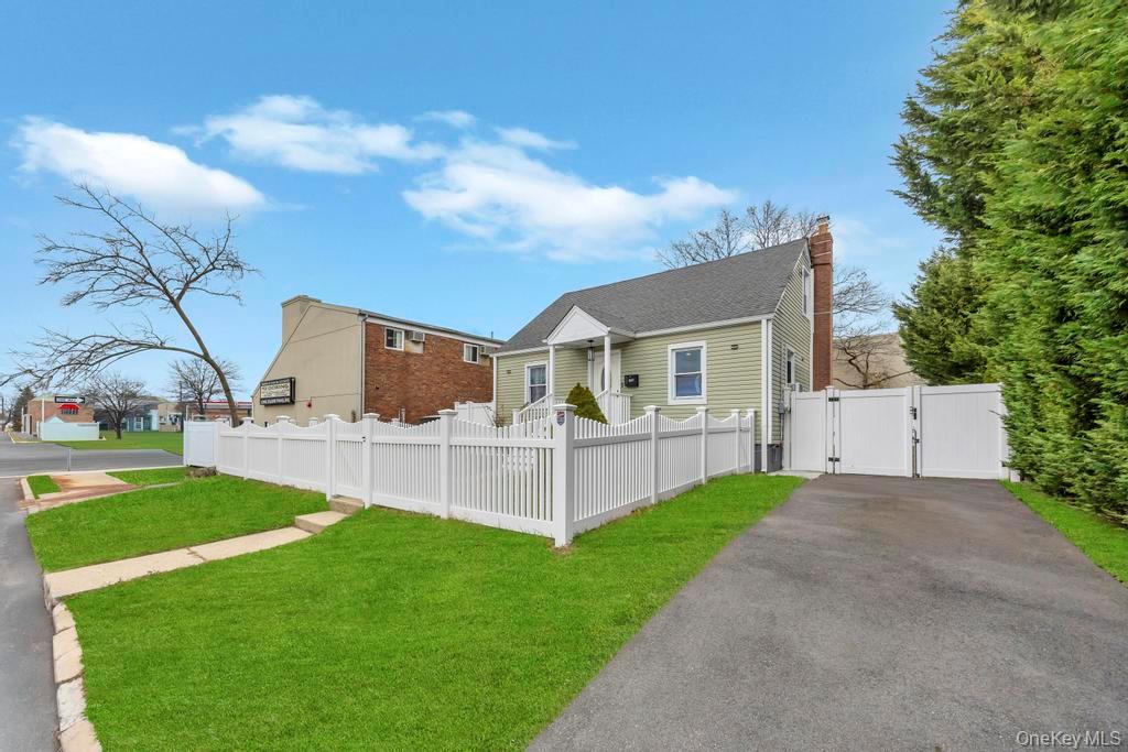 #2 photo, 847 N Clinton Avenue, Lindenhurst , NY 11757